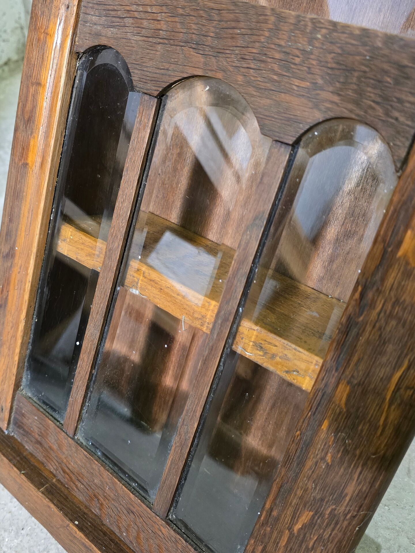Vitrine en bois et verre biseauté 1920