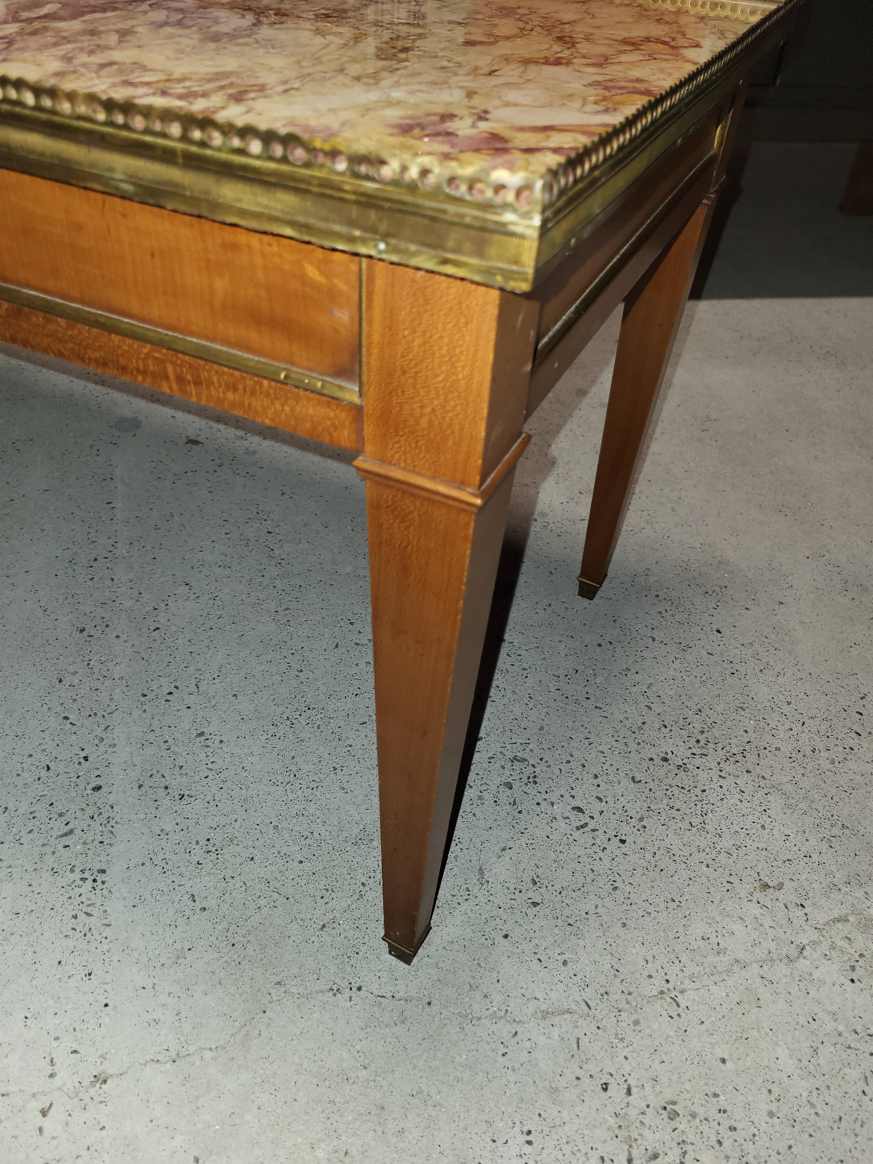 Table en marbre rose