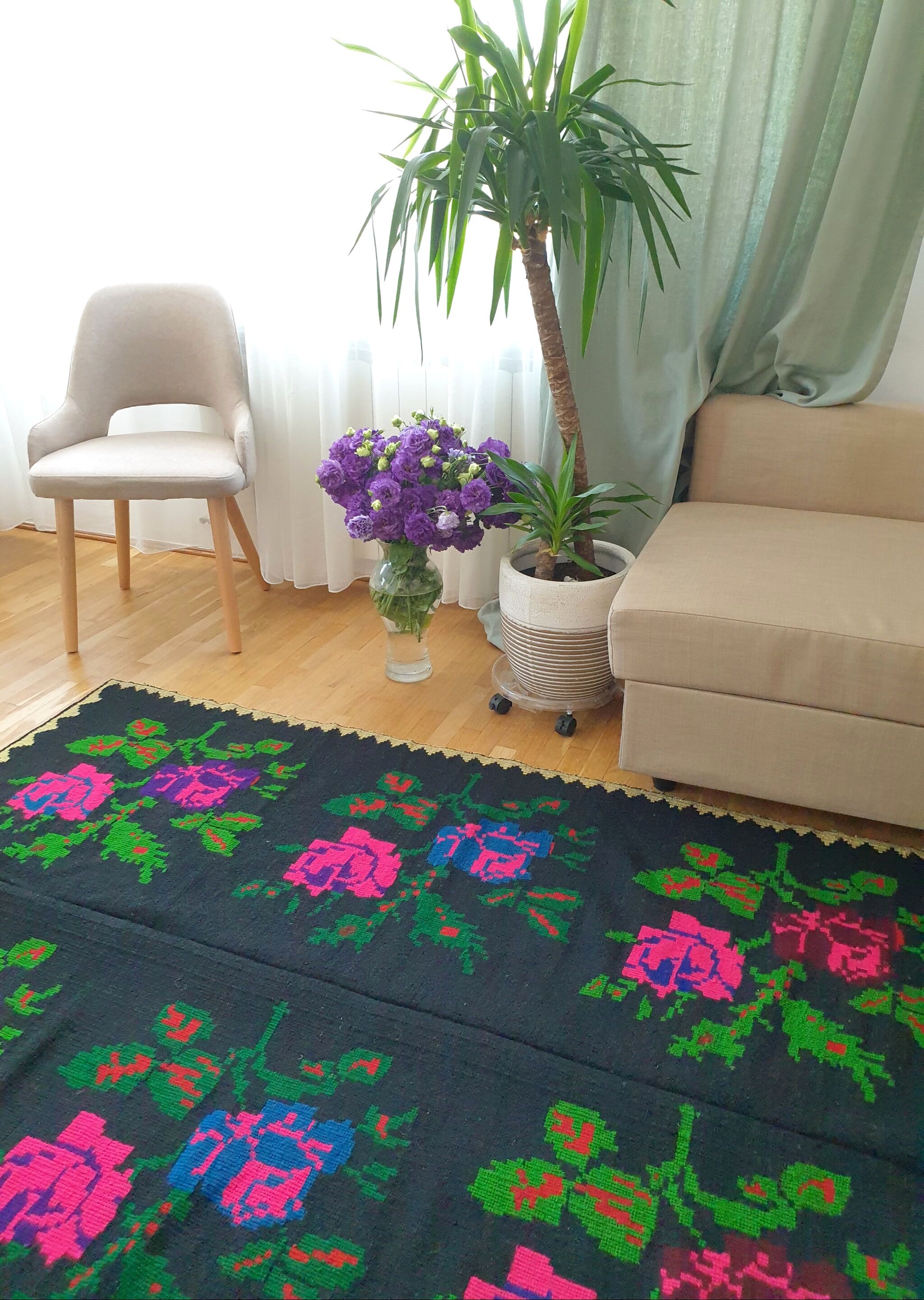 Tapis roumain tissé à la main, fond noir avec de grandes roses