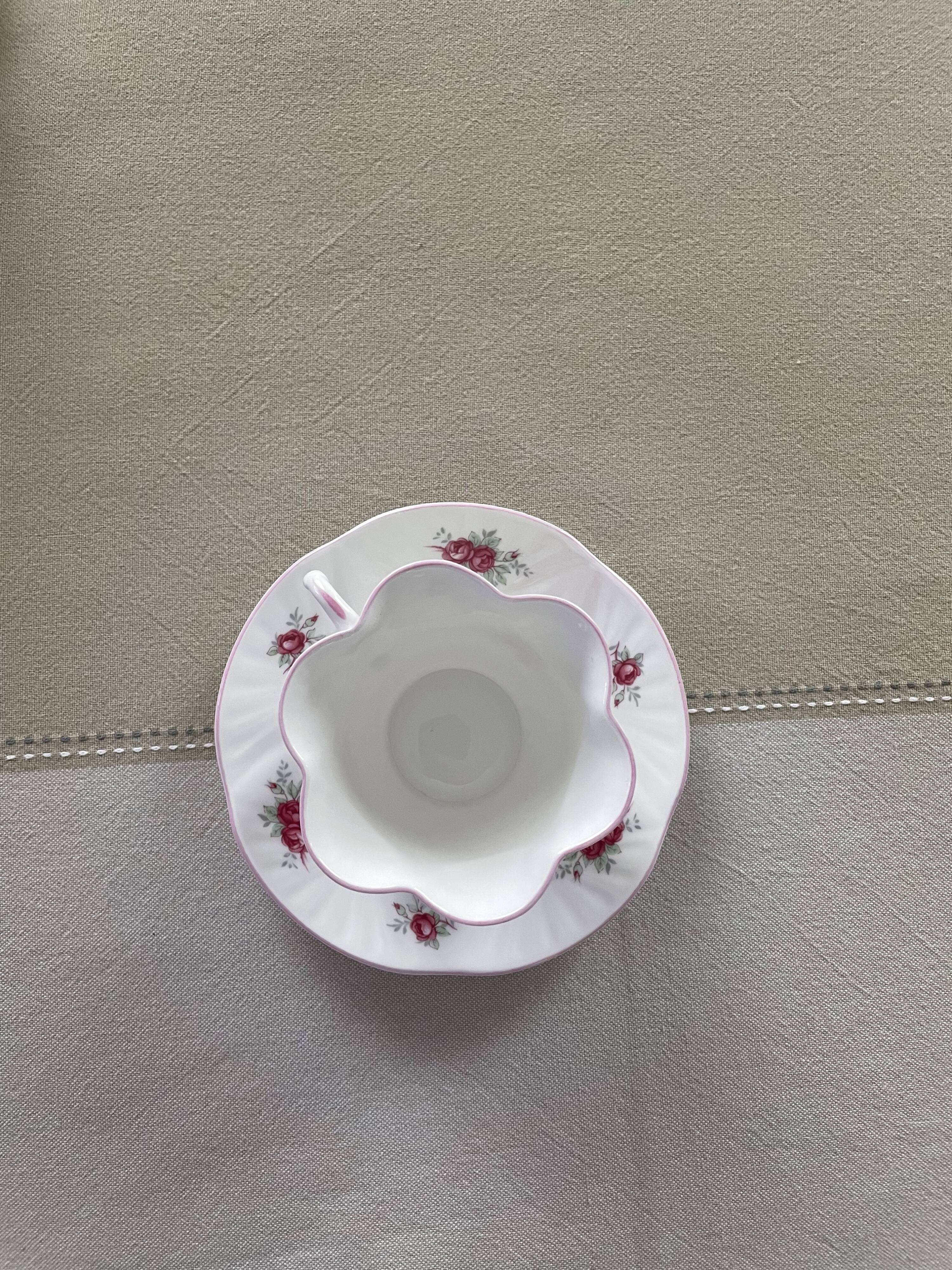 Set of 4 english porcelain tea cups