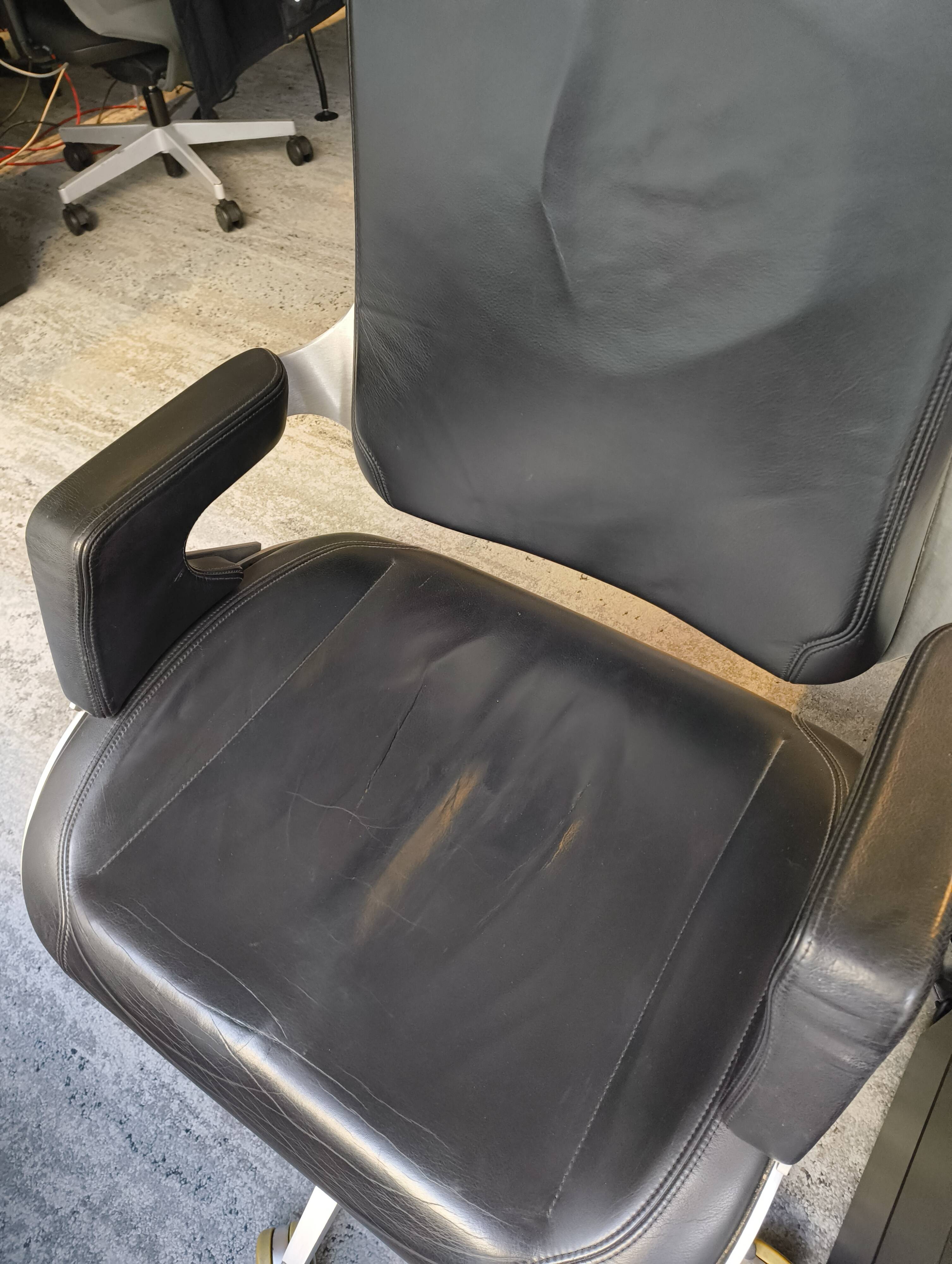 Black leather executive chair - silver interstuhl