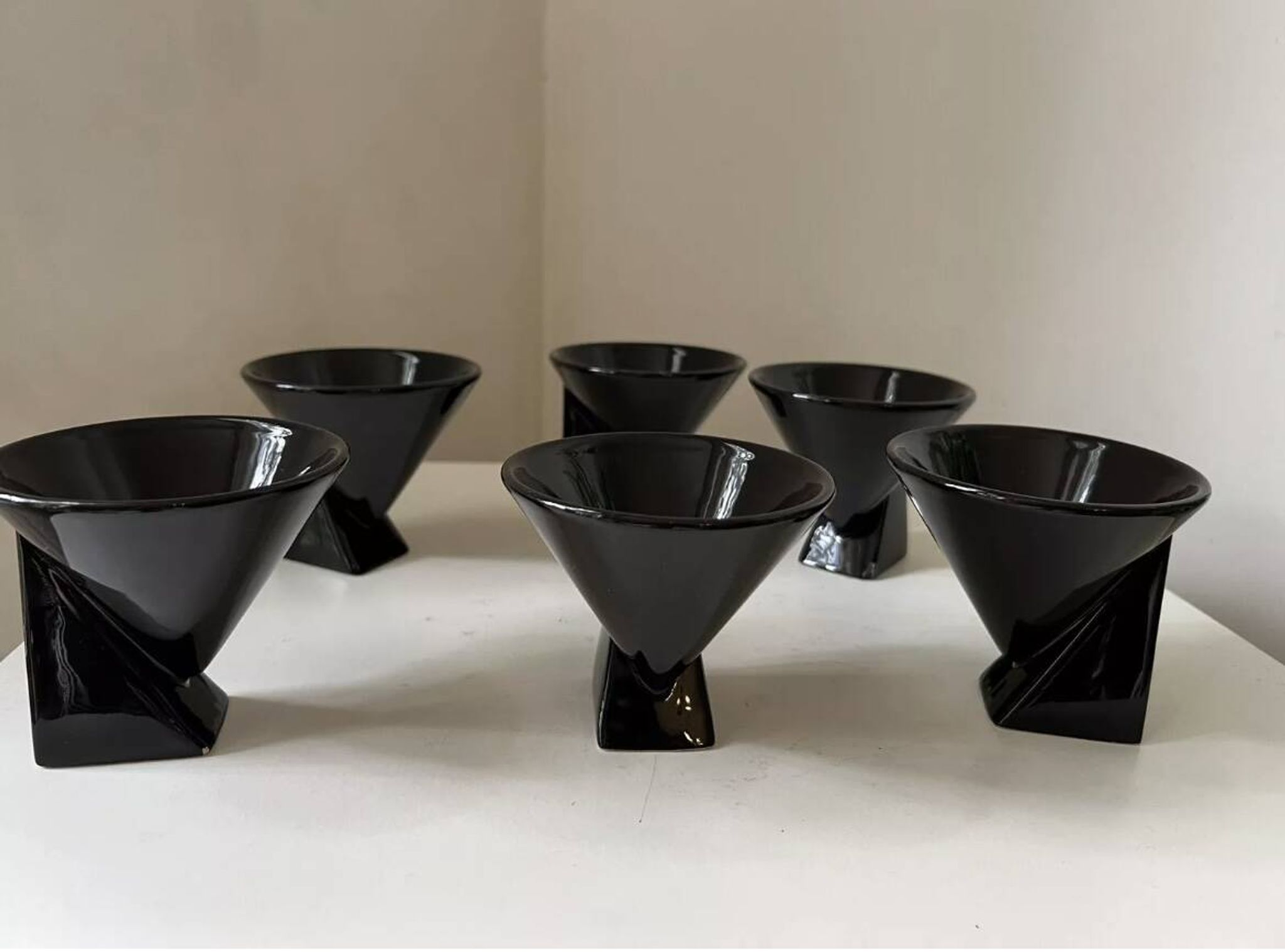 Tasses à café noires design Pierre Casenove Studio Salins style Memphi