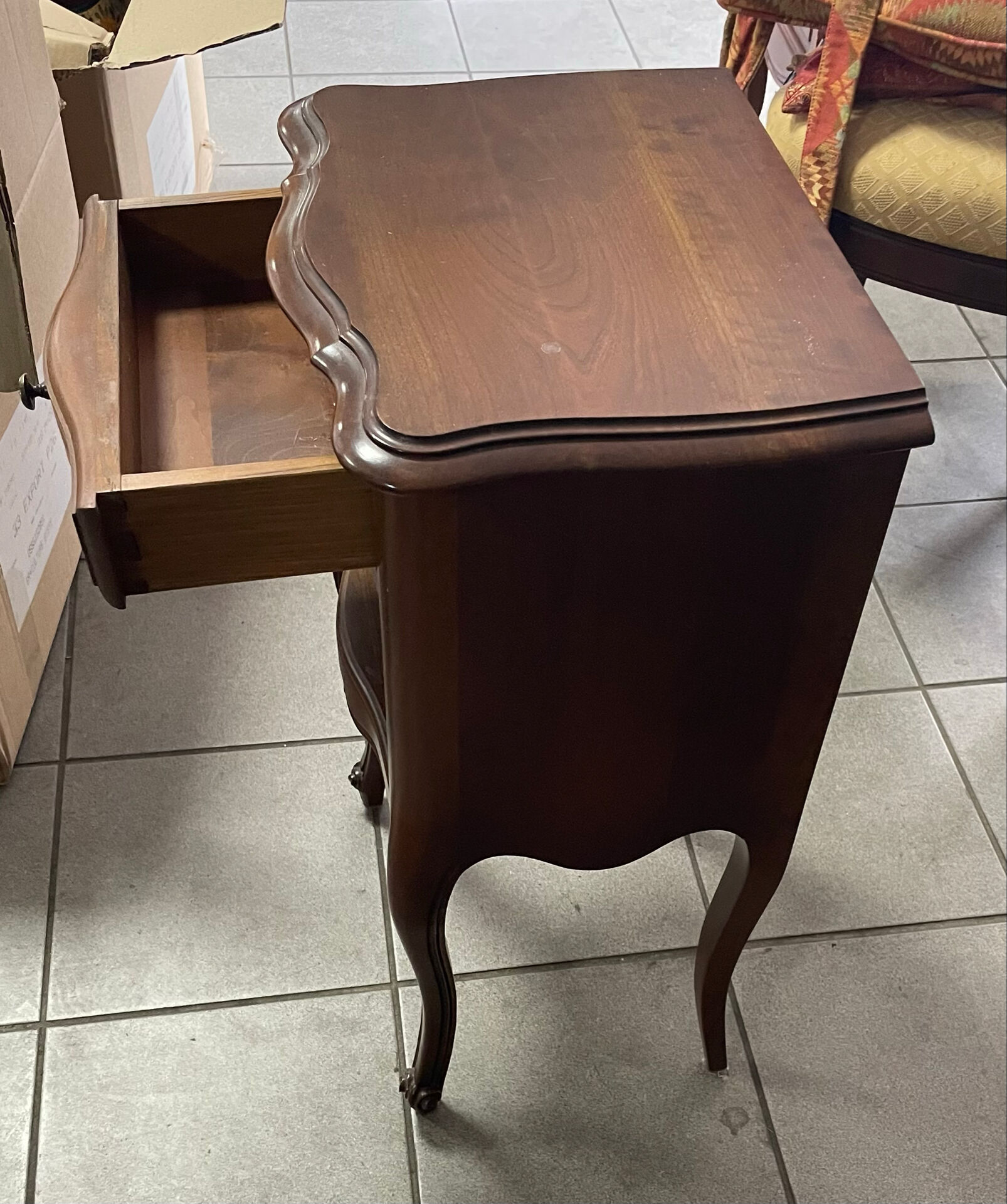 Table de chevet, style Louis XV–un tiroir