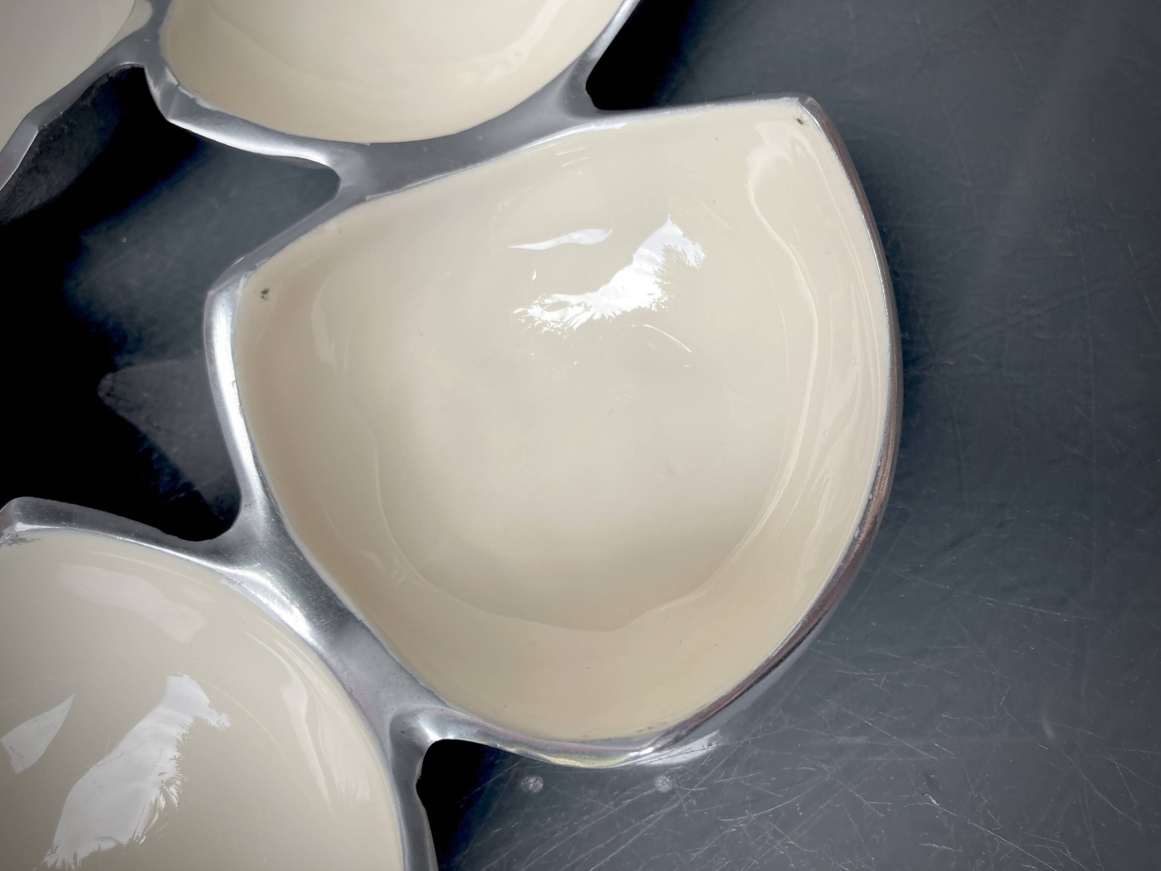 Ensemble de plats compartimentés en Inox Massif et émail écru