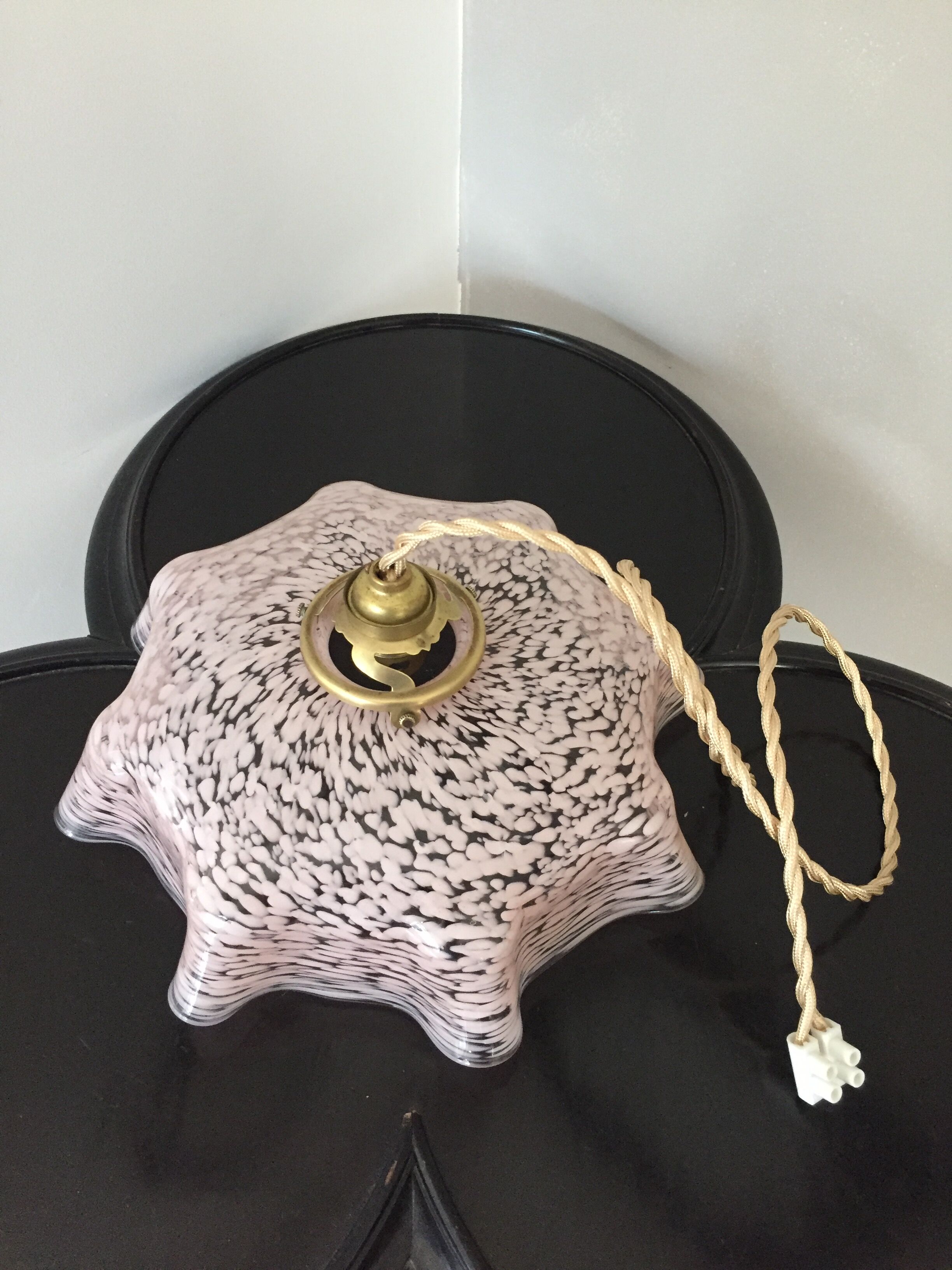 Suspension vintage opaline rose mouchetée et laiton