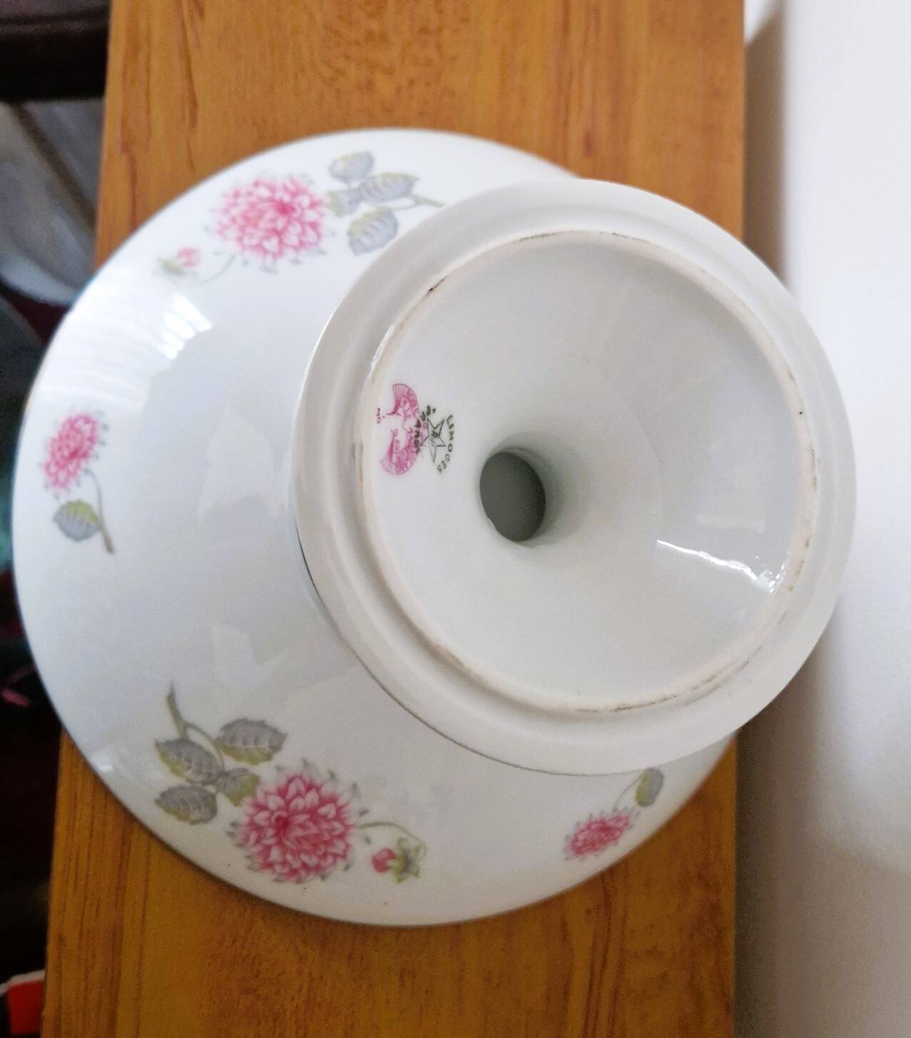 Coupe à fruits porcelaine de Haviland motif dalhia rose sur fond blanc