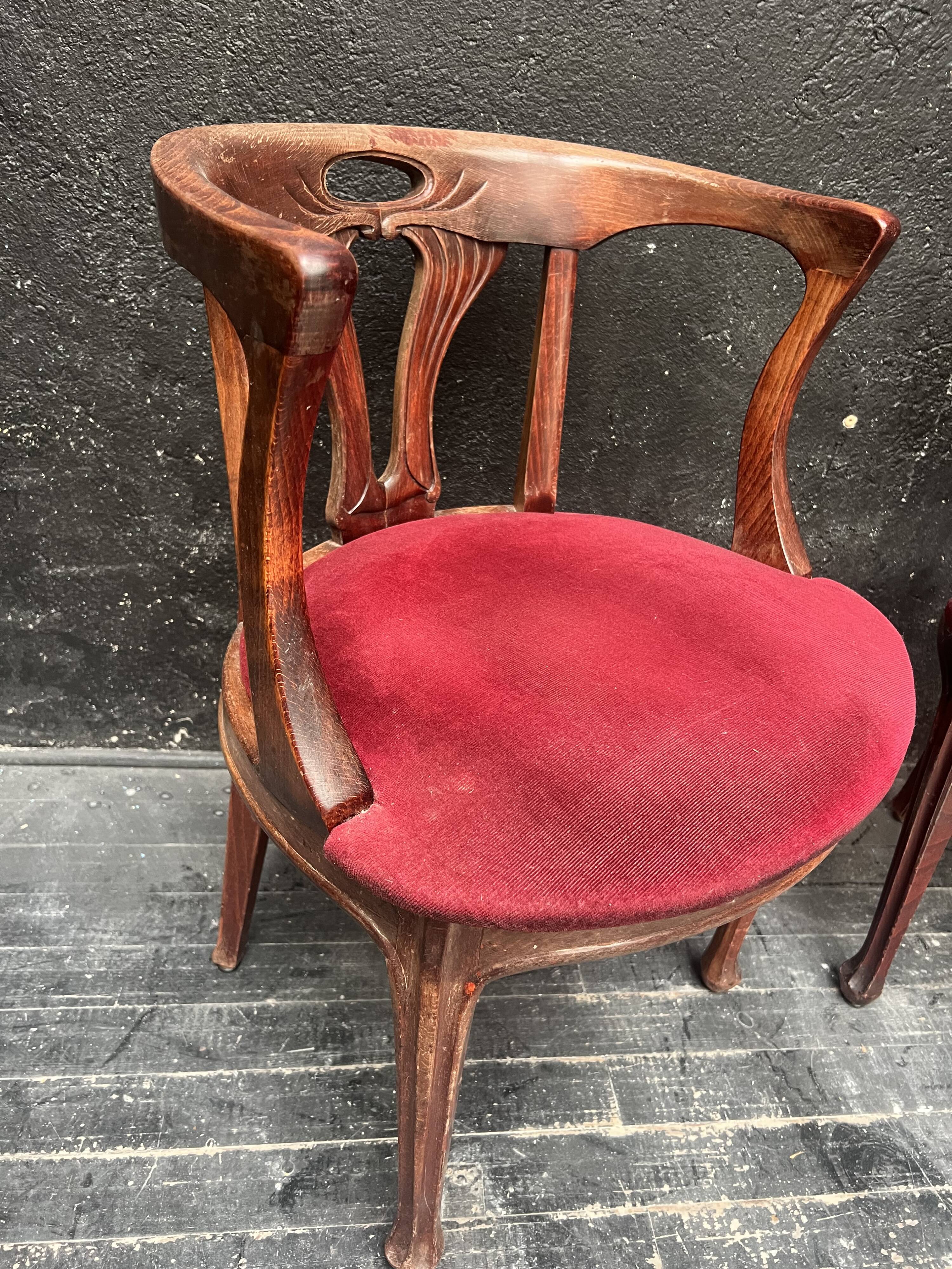 Paire de fauteuils de style art nouveau