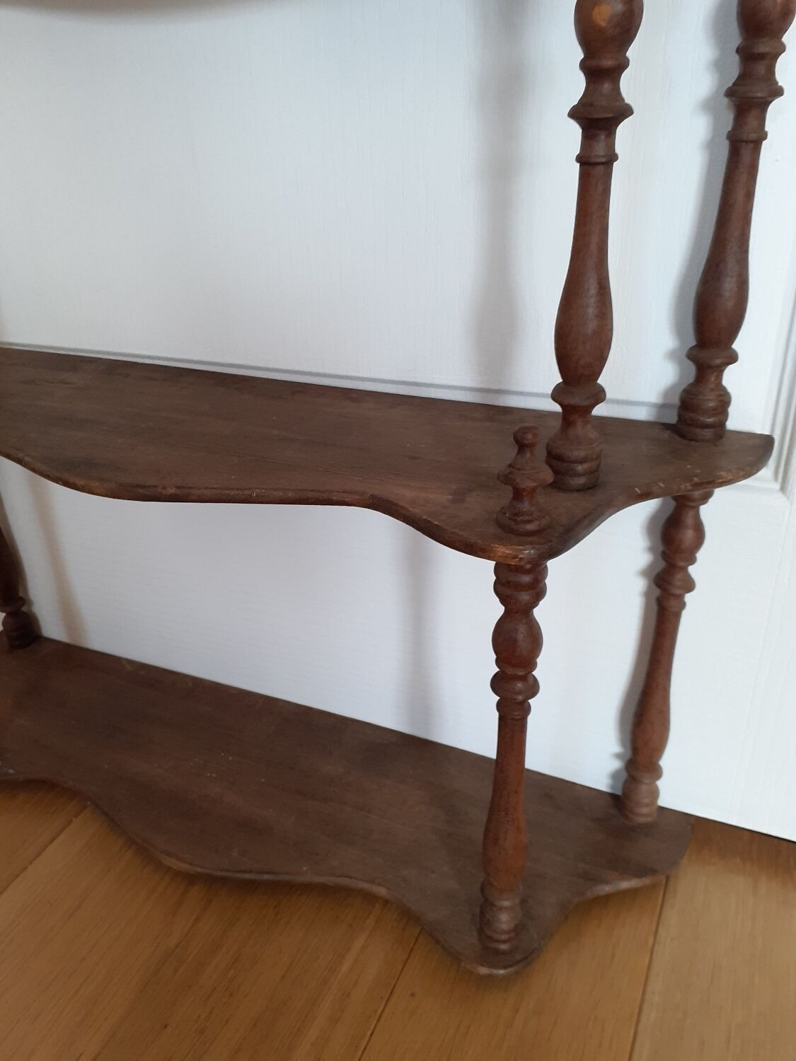 Étagère murale bois tourné