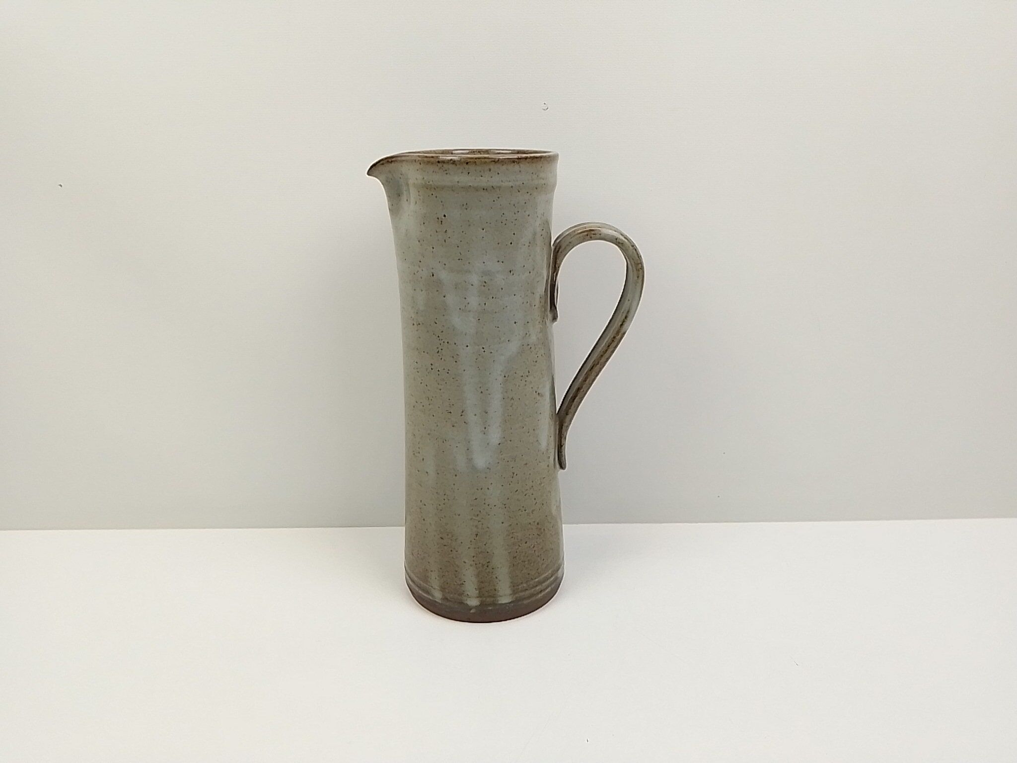 Pitcher in speckled sandstone 27 cm