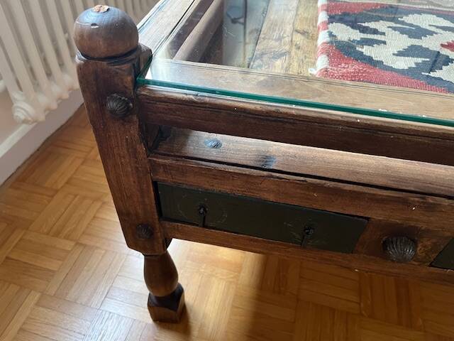 Table basse en bois massif avec tiroirs et plateau en verre – pièce unique