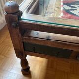 Table basse en bois massif avec tiroirs et plateau en verre – pièce unique