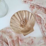Shell-shaped brass catchall