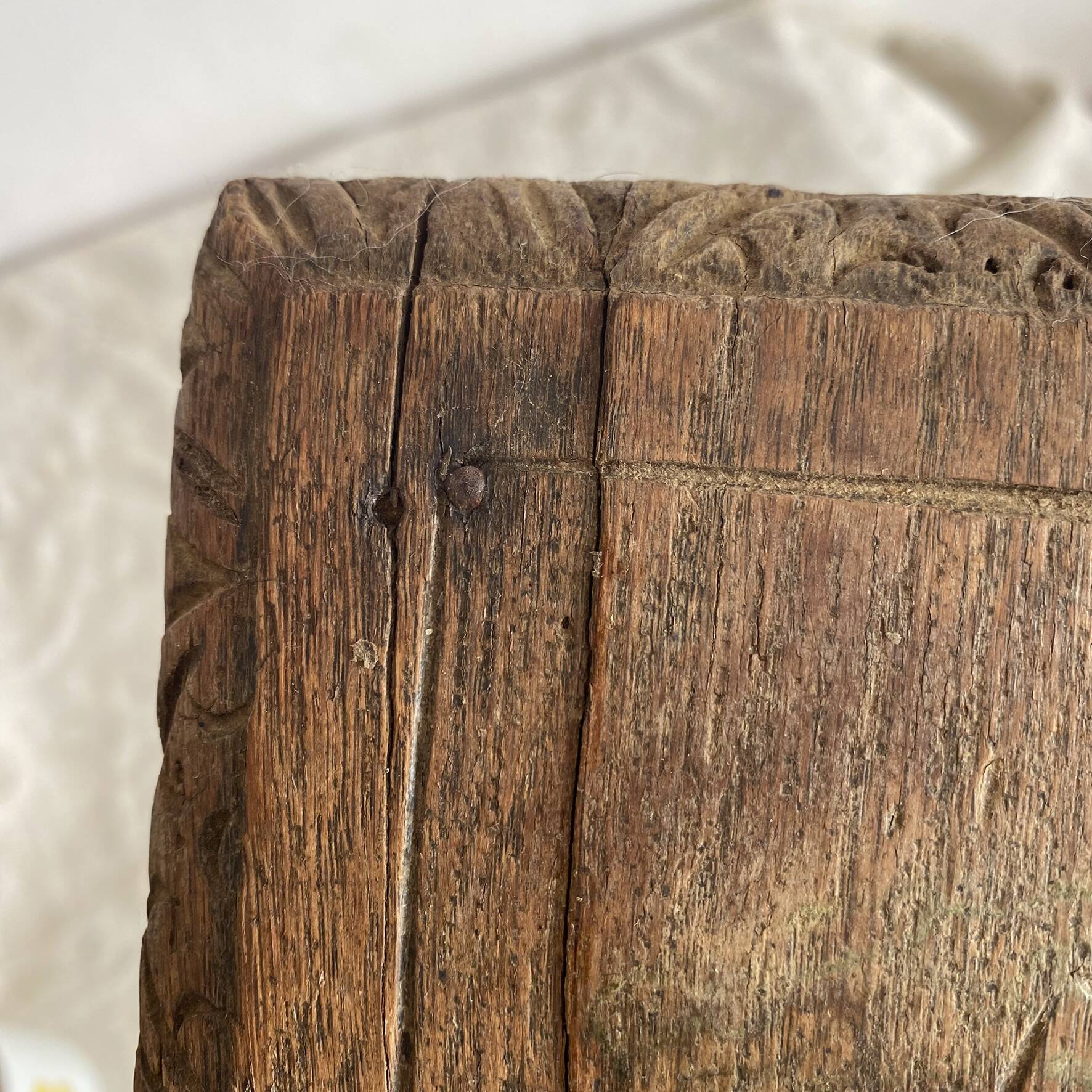 Ancien tabouret bas en bois tourné et gravé