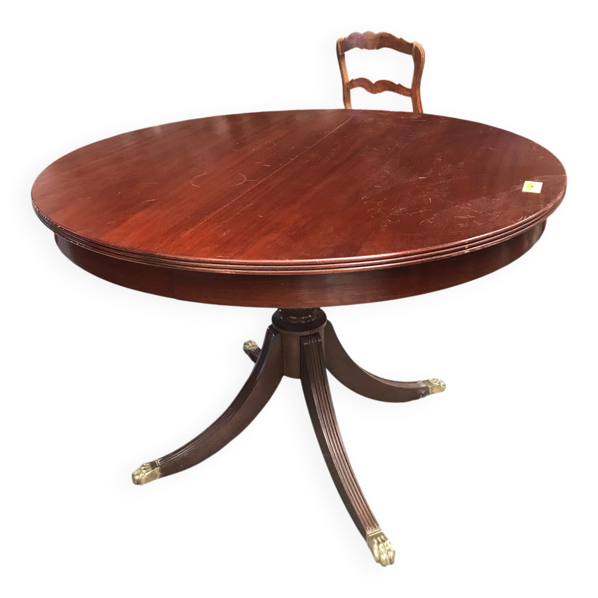 Round extendable dining table for six people, mahogany.