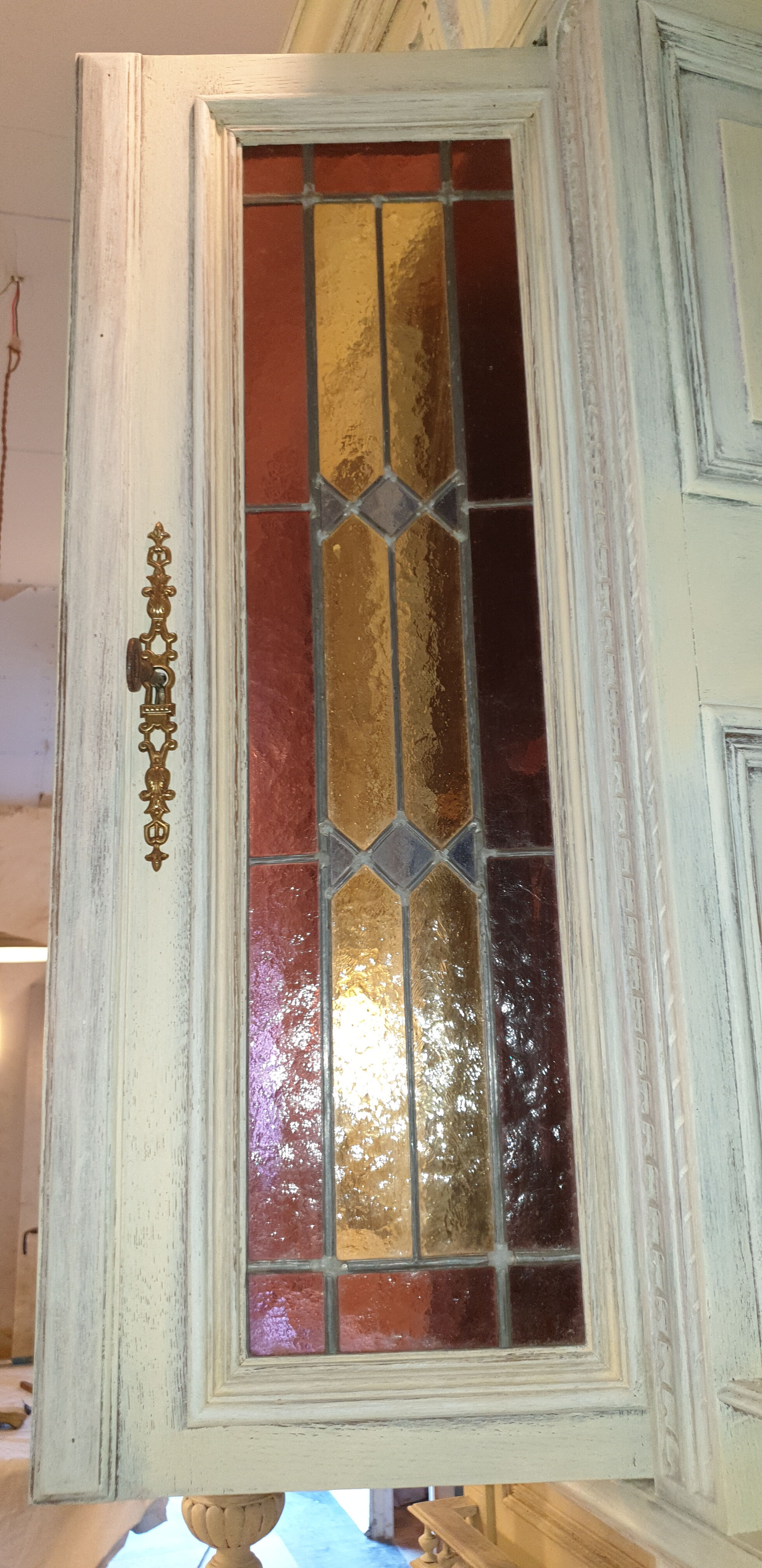 Ancien buffet deux corps en chêne, patiné, partie haute vitrées jaune et rouge(colored leaded light)