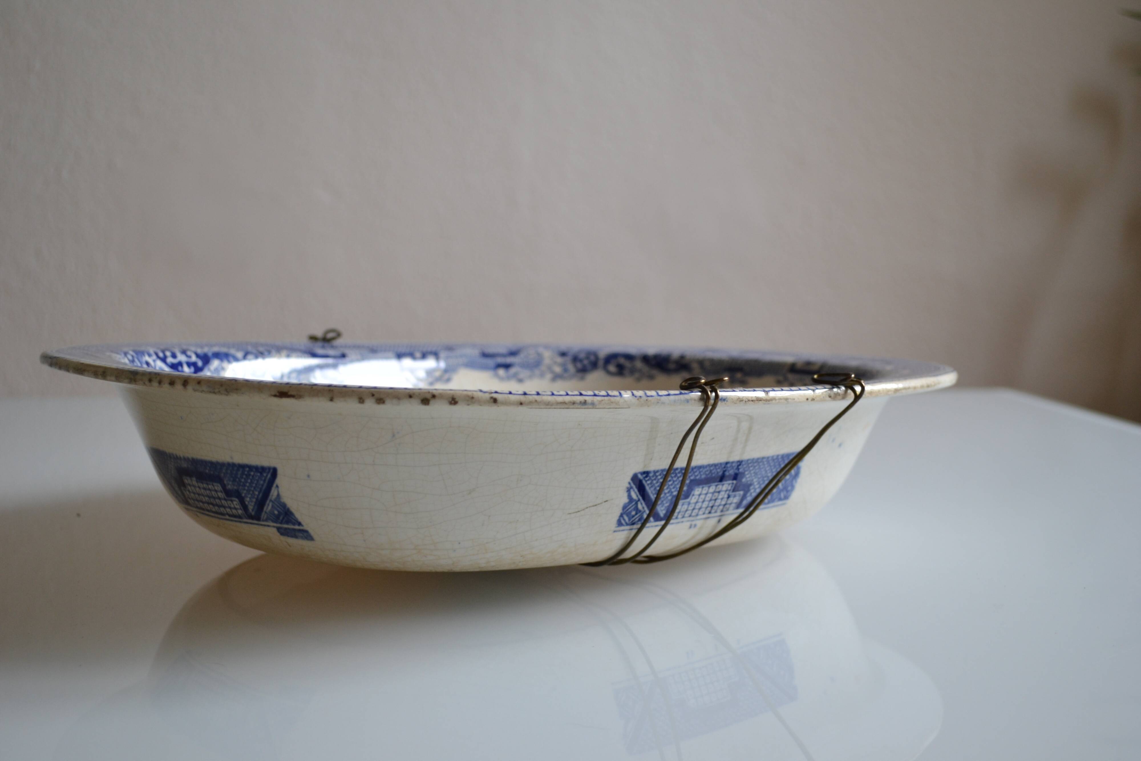 English earthenware dish 19th Staffordshire willow pattern decoration