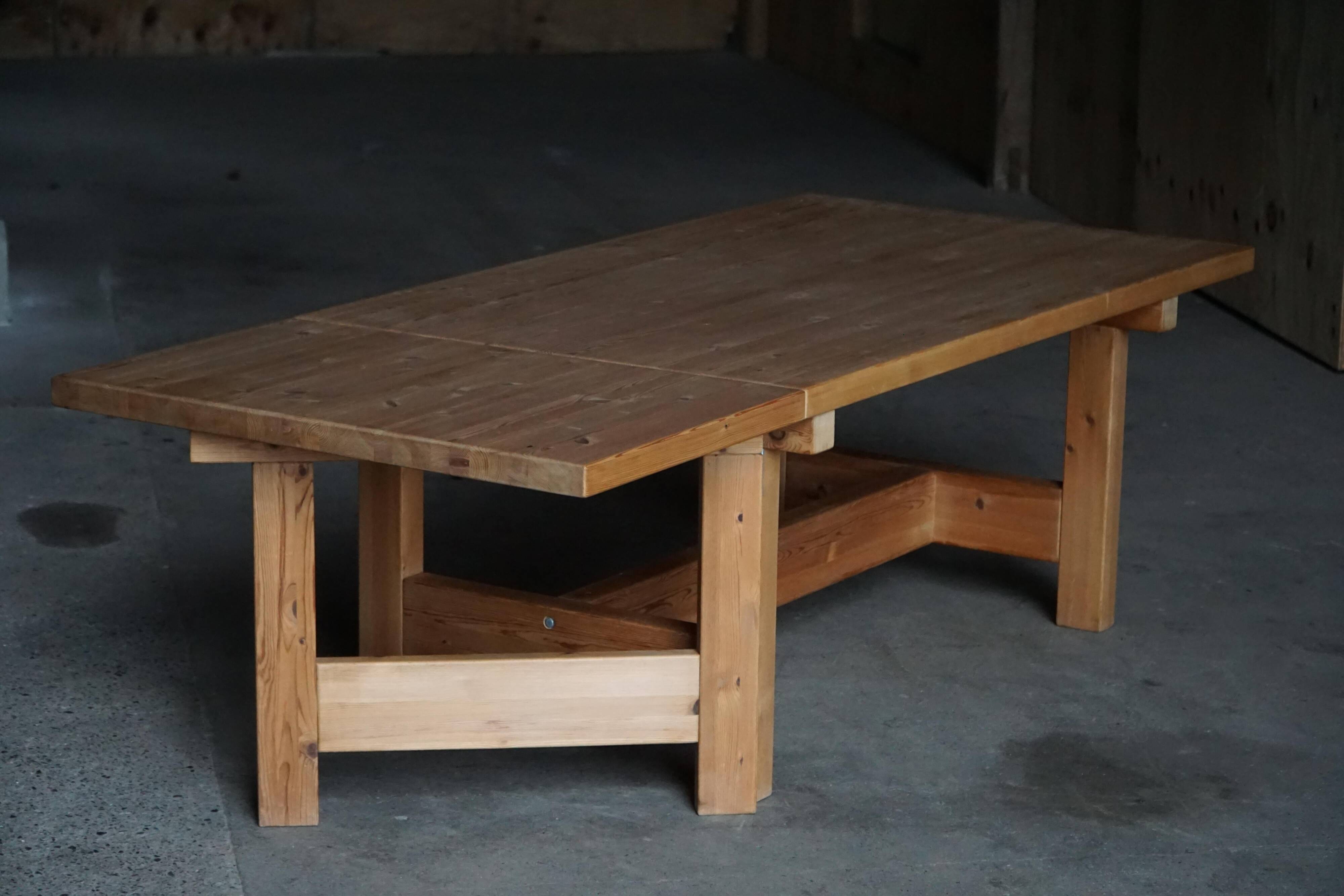 Modern Danish brutalist extendable dining table in pine, Tage Poulsen, 1970s.
