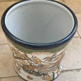 Cache-pot / planter in porcelain, hand-painted naturalistic decoration.