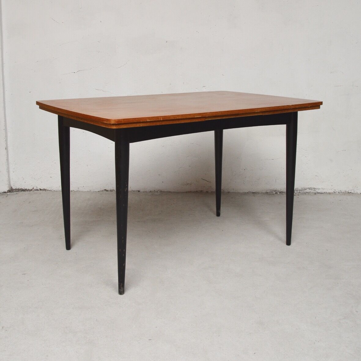 Expandable rectangular dining table