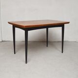 Expandable rectangular dining table