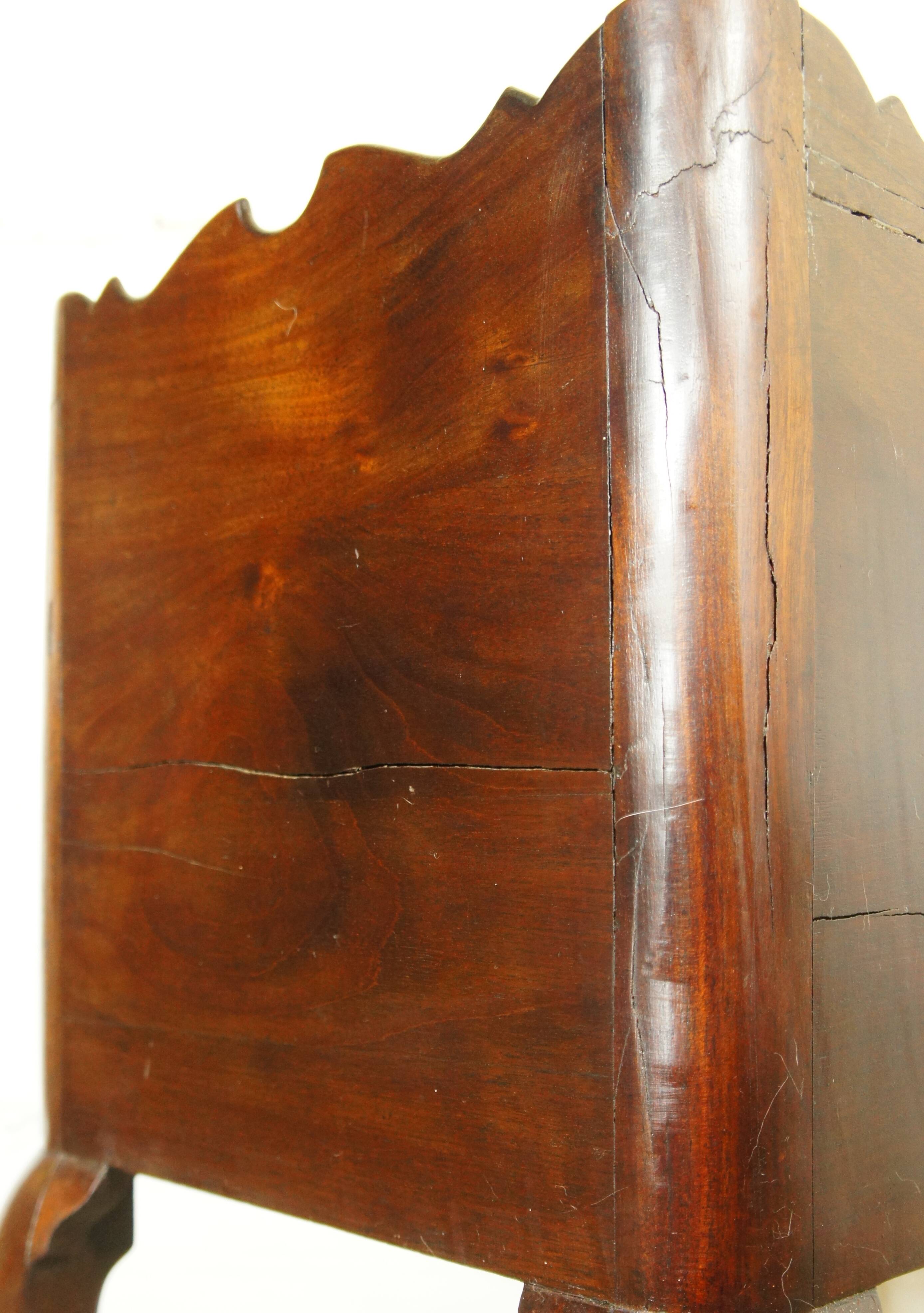 Commode sauteuse ancienne en noyer