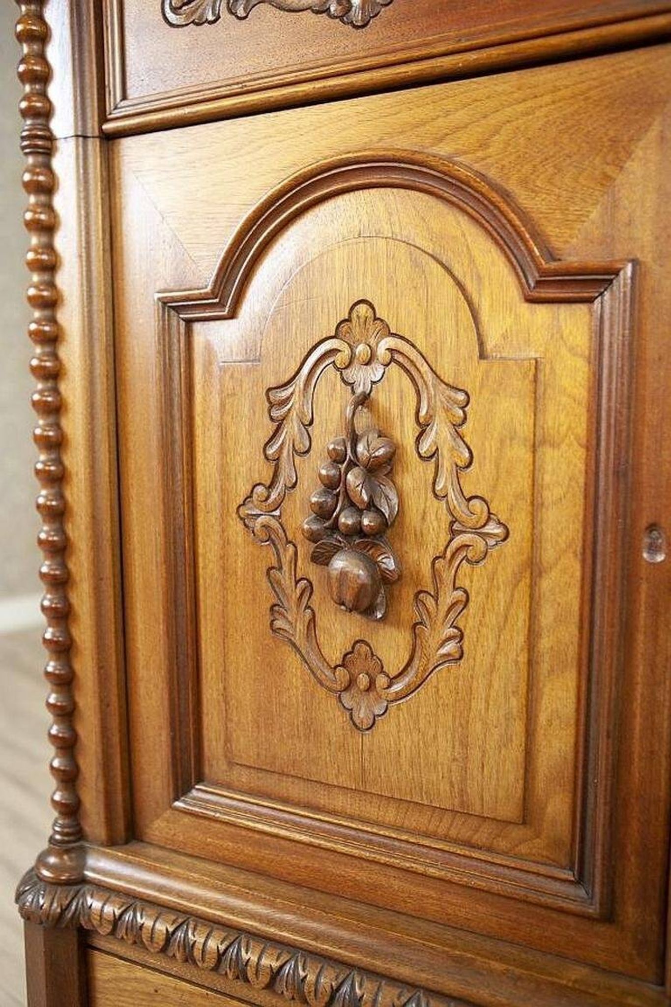 Cabinet de style Renaissance Revival en noyer, 1900
