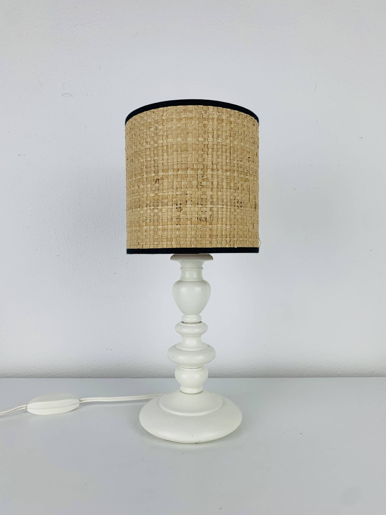 Lampe en bois tourné blanc, abat-jour en rotin, années 60