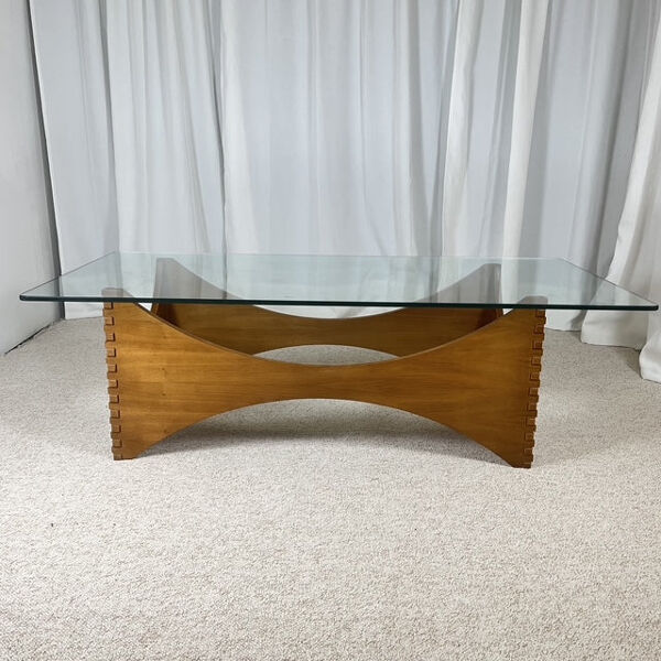 Table basse sculpturale en acajou et verre – Europe, années 1970