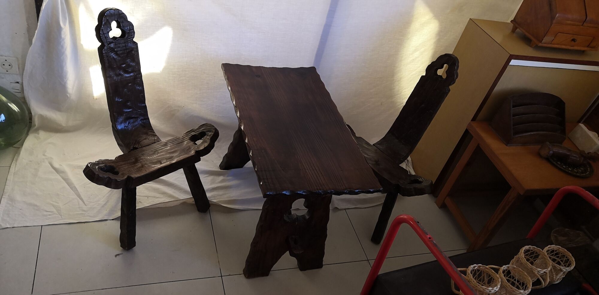 Brutalist living room that consists of 2 chairs and a vintage coffee table 60s
