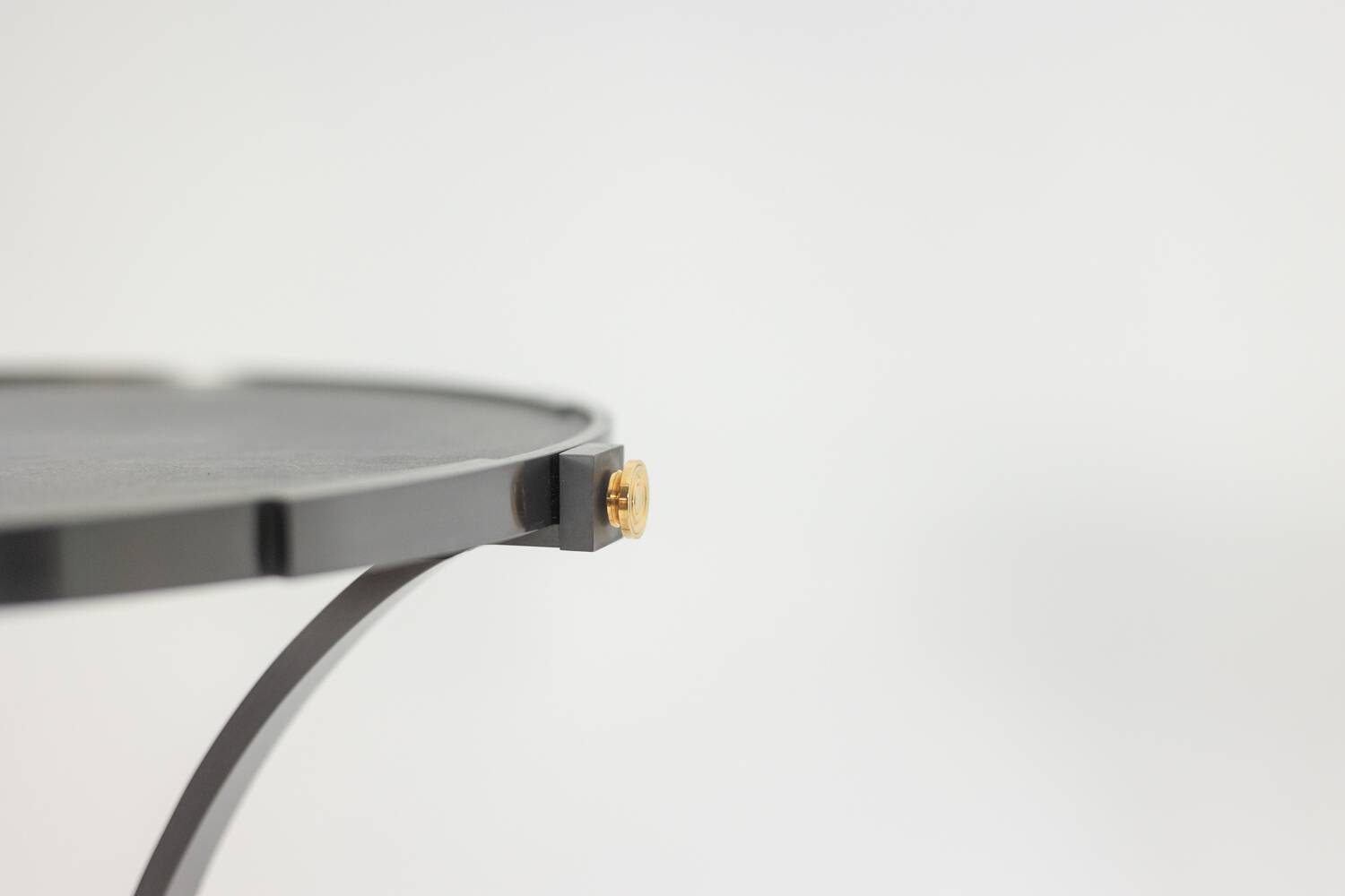 “Canabas” pedestal table in patinated leather, steel, and gilded brass. Contemporary. LS59502209H