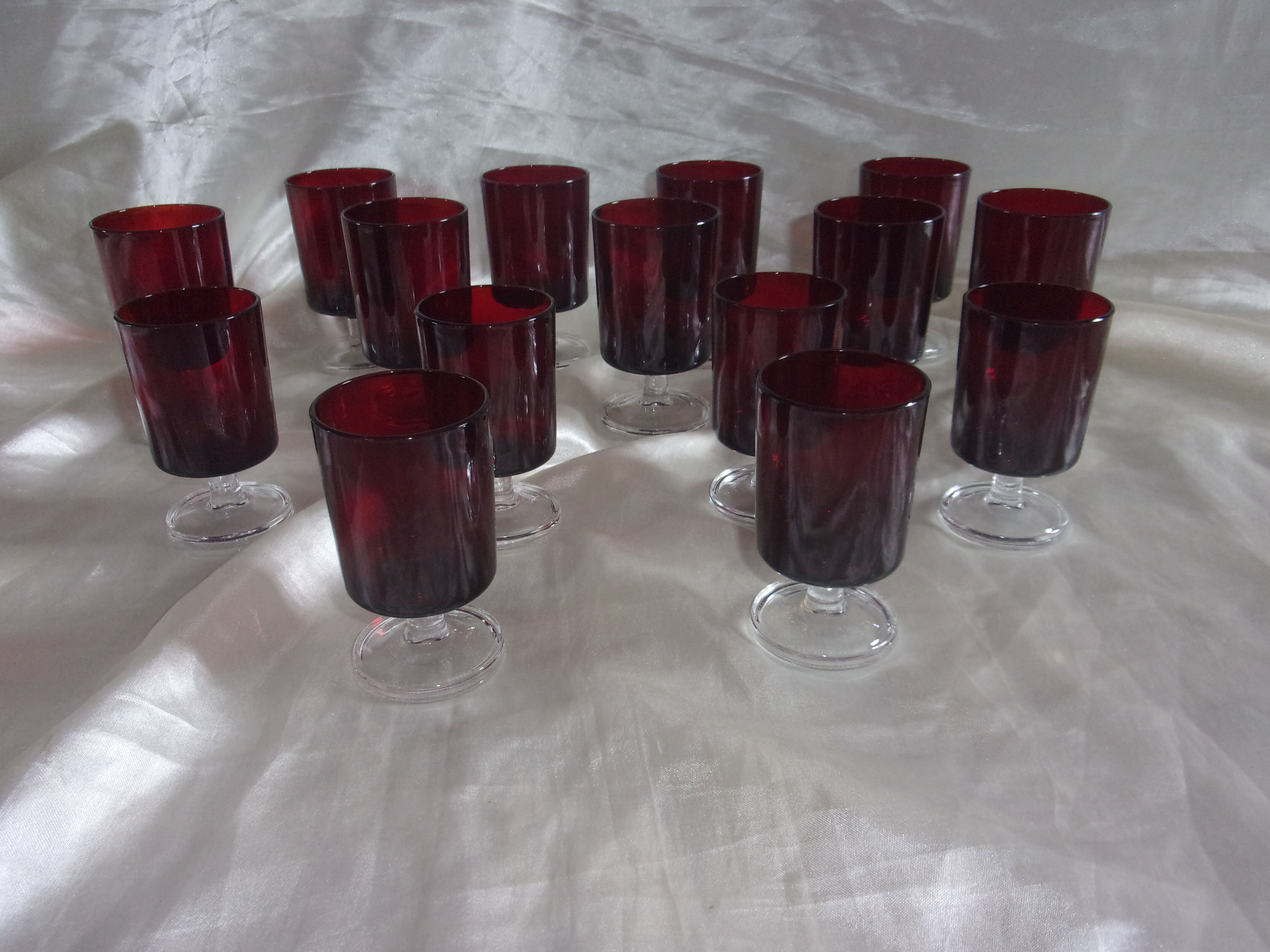 Set of 15 stemmed glasses year 70