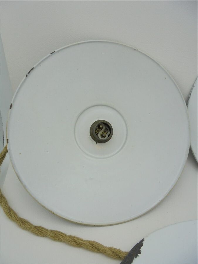 Trio of enamelled sheet metal suspensions