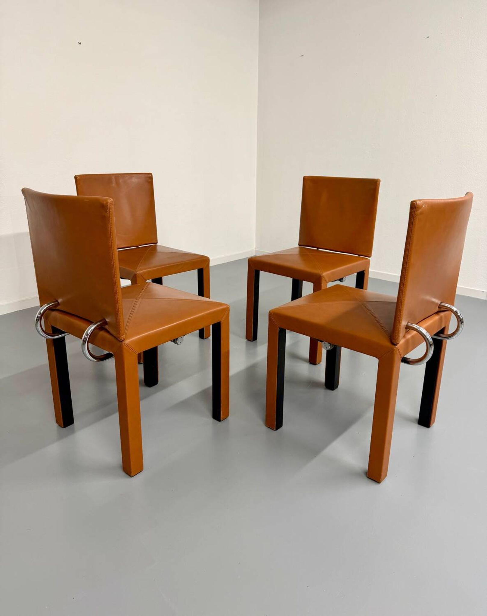 4 camel leather chairs, postmodern design by Paolo Piva for B&B Italia Arcadia.