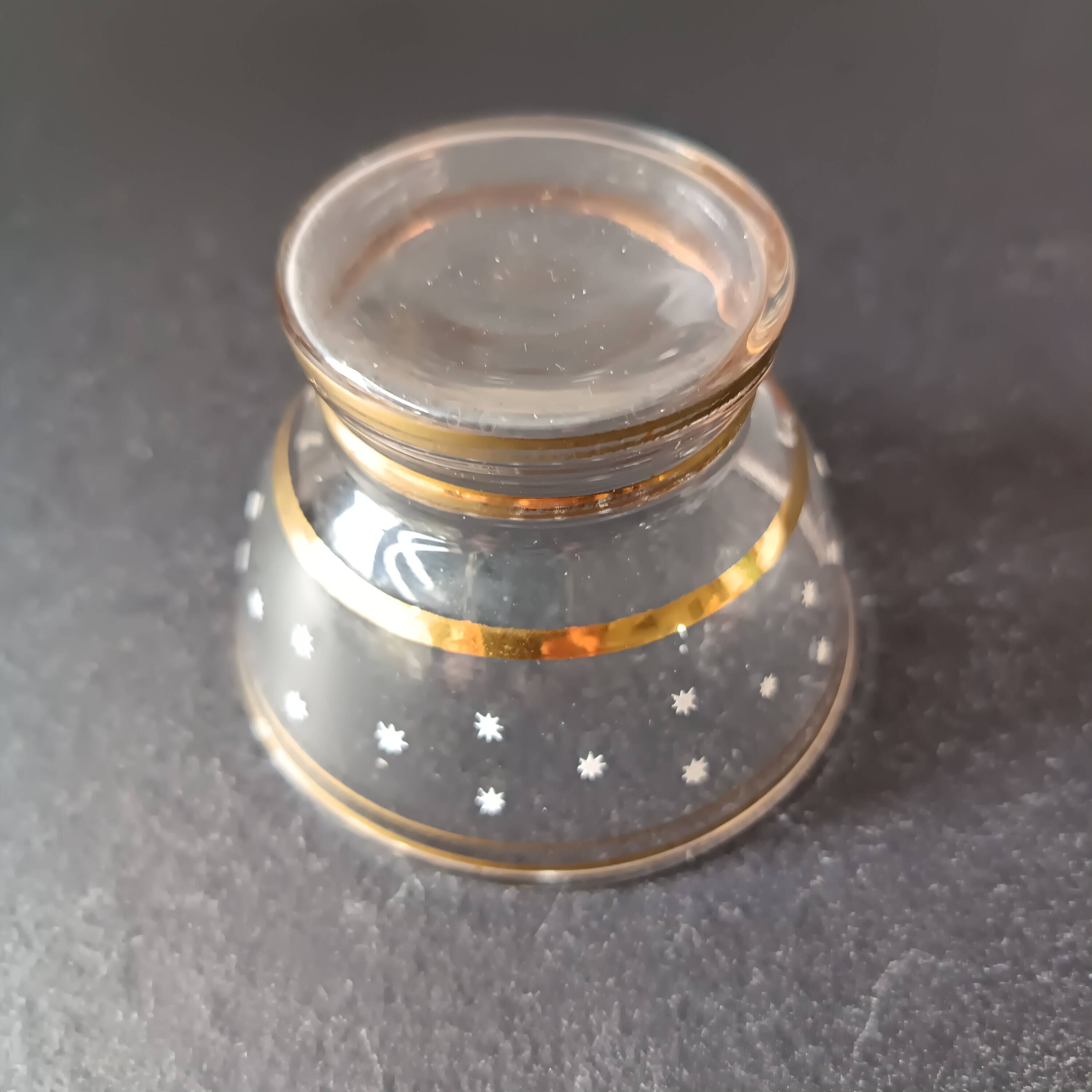 6 vintage champagne glasses from the 50s with gold trim and white stars