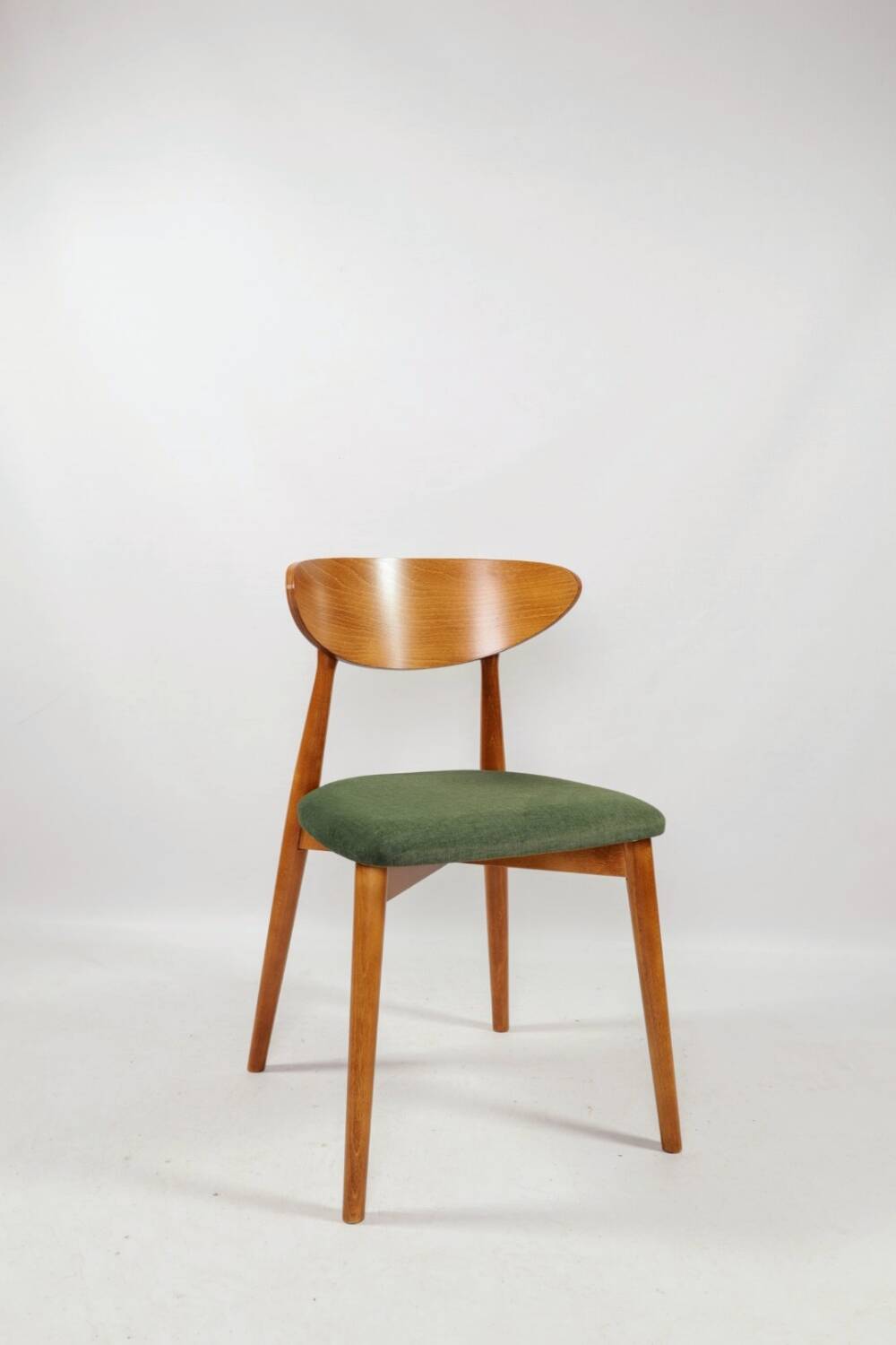 Scandinavian design dining room chairs in green velvet, set of 4