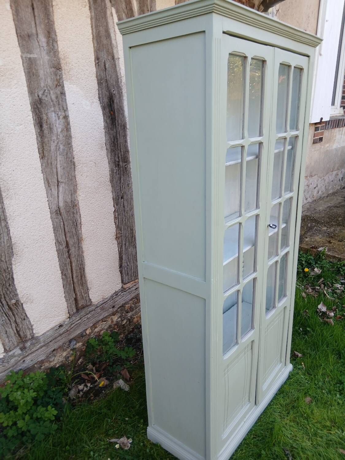 Parisian style display cabinet with 2 doors and 3 shelves in Luxembourg green.