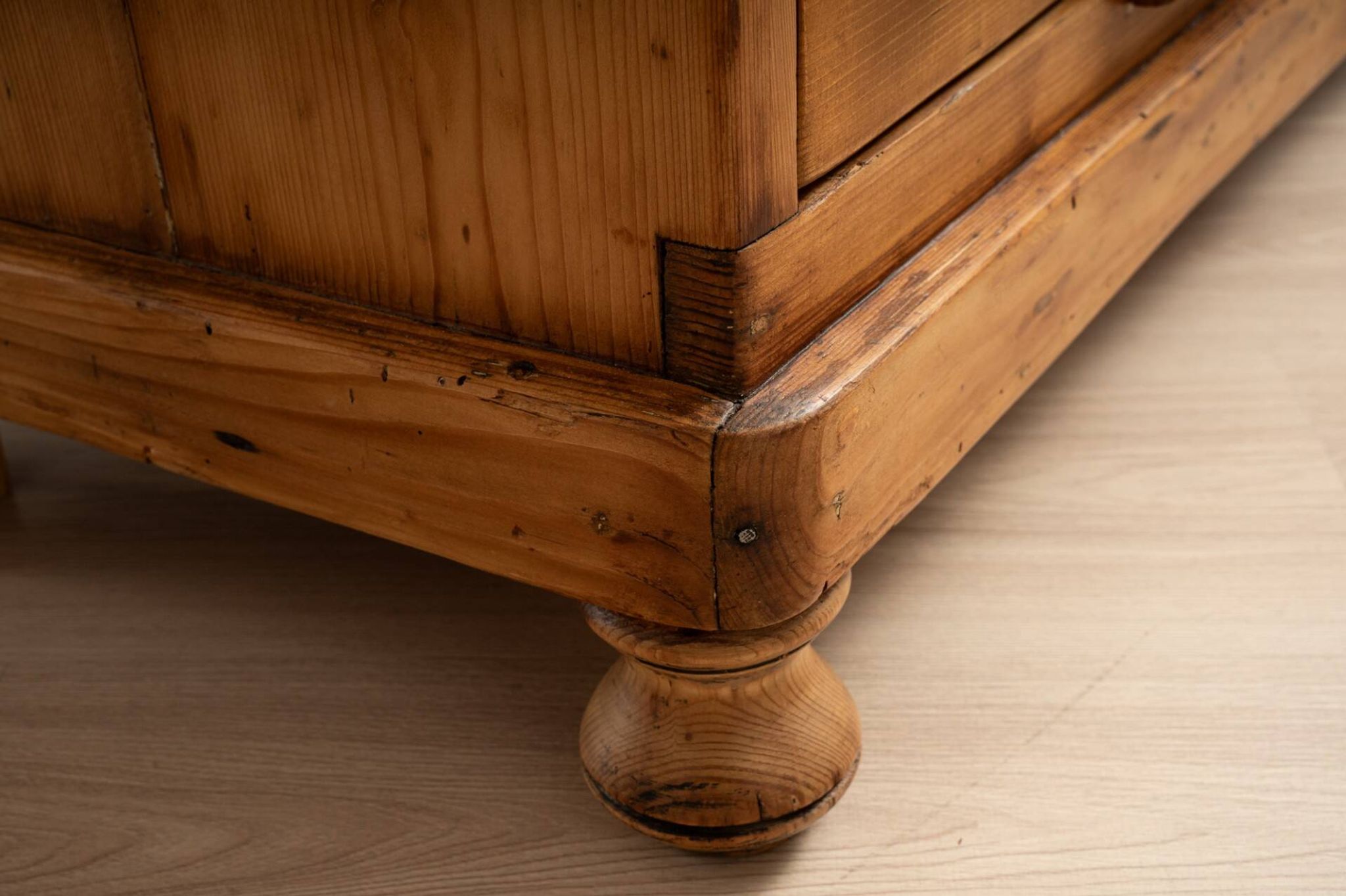 Cabinet Biedermeier en pin ancien avec 4 tiroirs