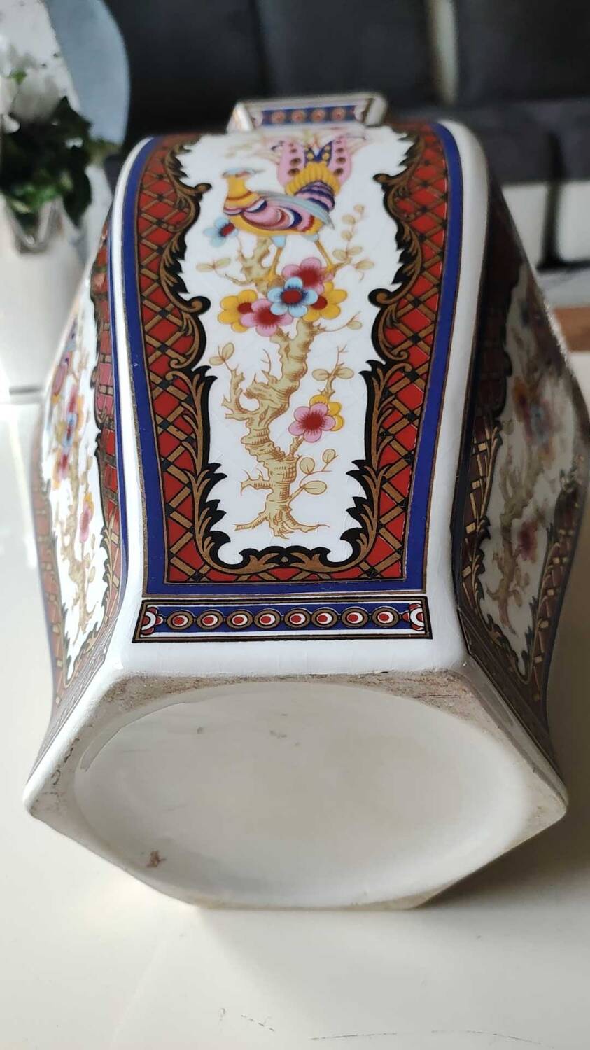 Hexagonal Chinese Vase. Imari style. Peacock/peacock and floral patterns. High 36 cm