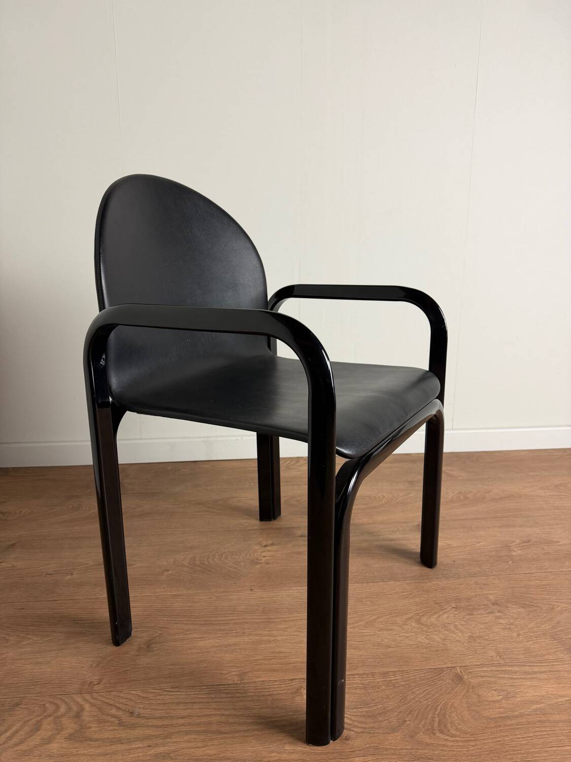 Knoll Orsay set – table & 4 chairs – black lacquered steel & faux leather