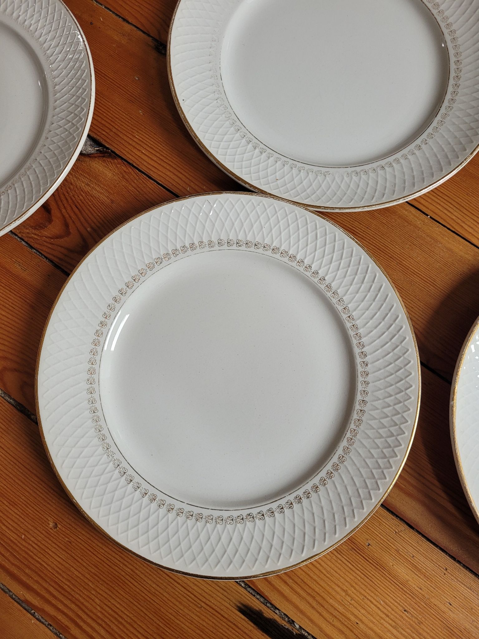 Set of 8 L'Eclat L'Amandinoise flat plates
