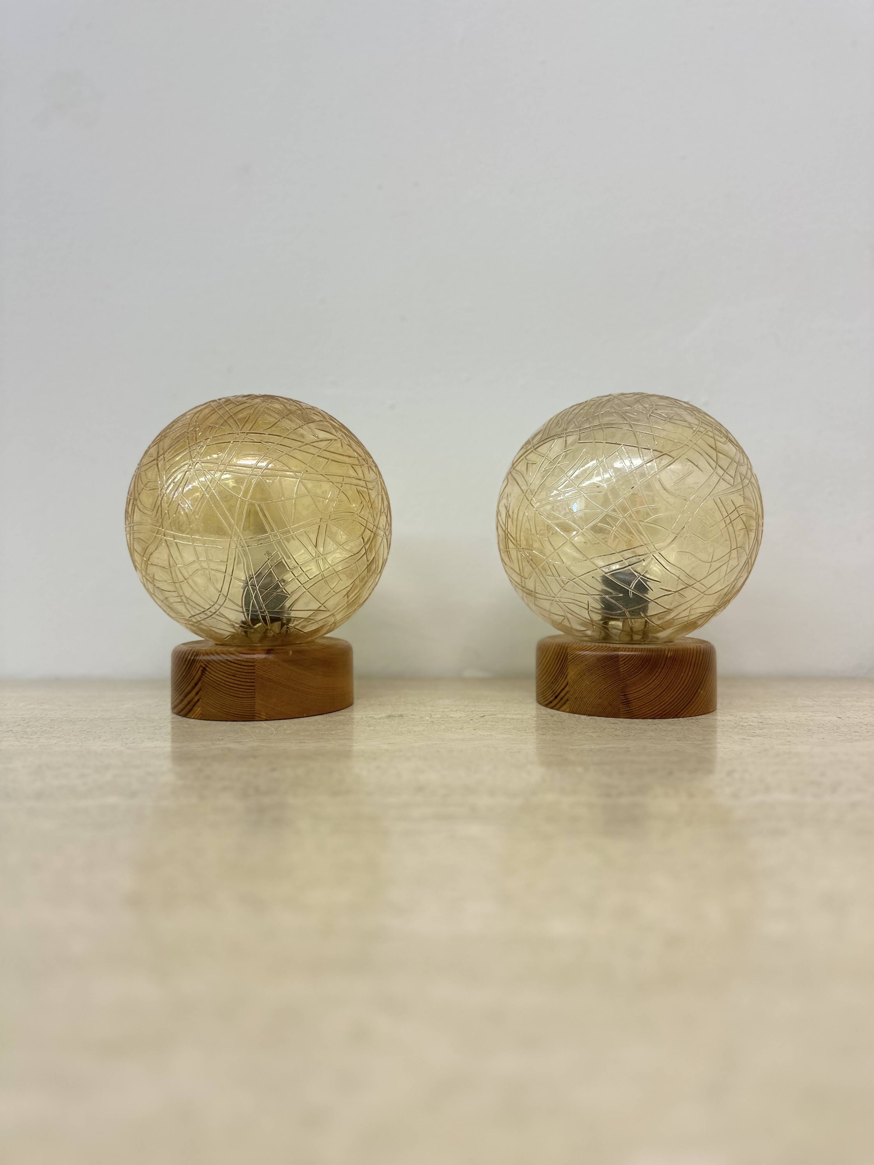 Ensemble de 2 lampes de table en verre et bois, années 1980