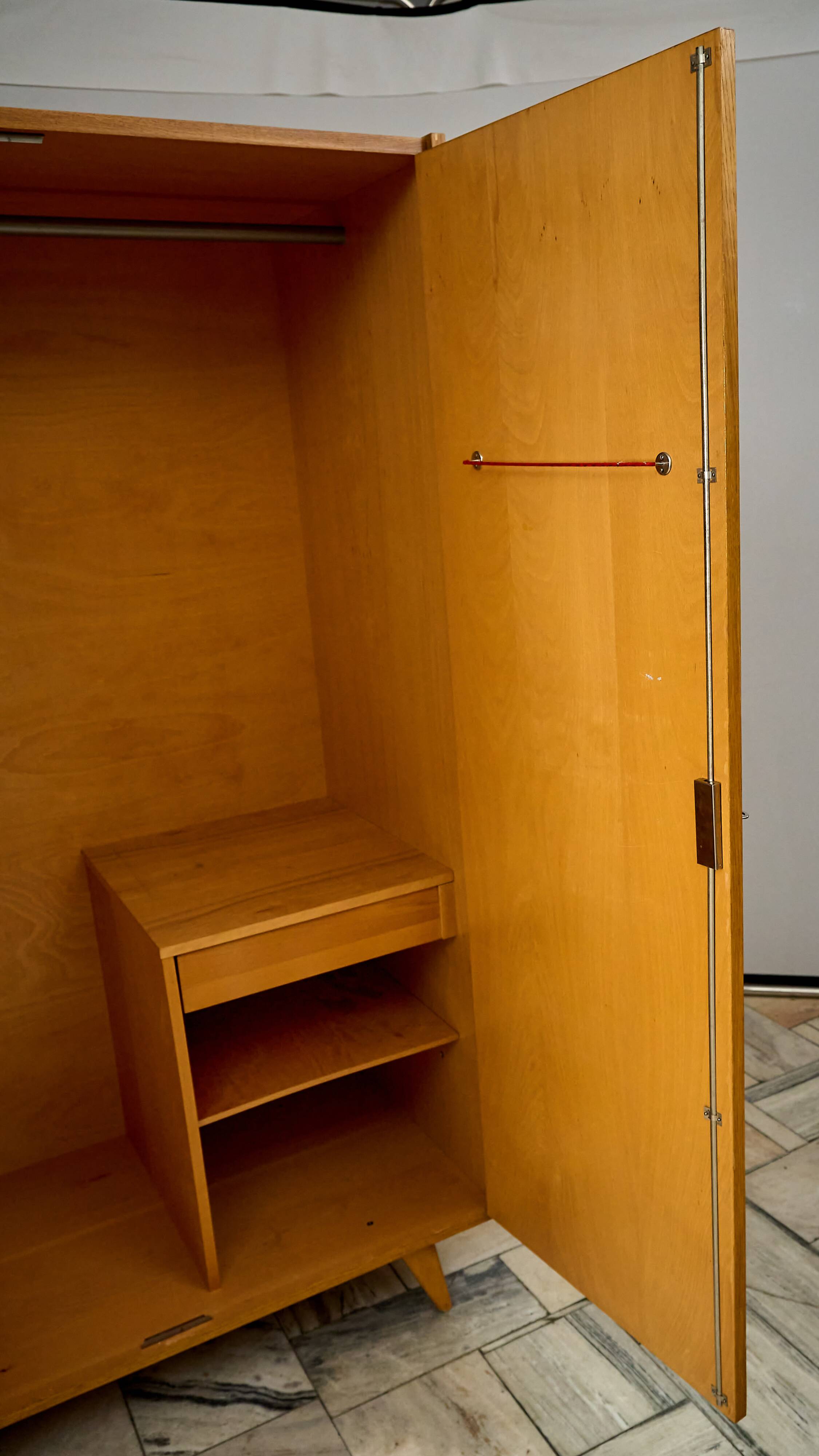 Armoire du milieu du siècle Jiroutek U486