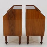 Paire de tables de chevet finition en noyer, Italie années 1960