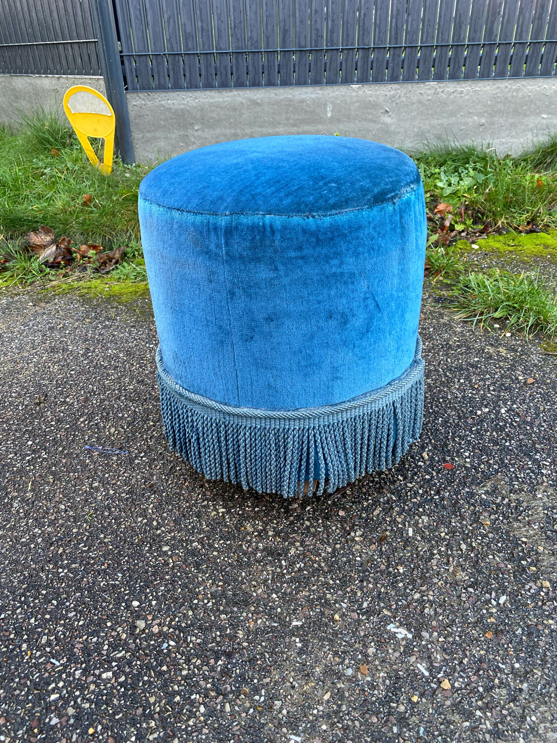 Blue velvet pouf