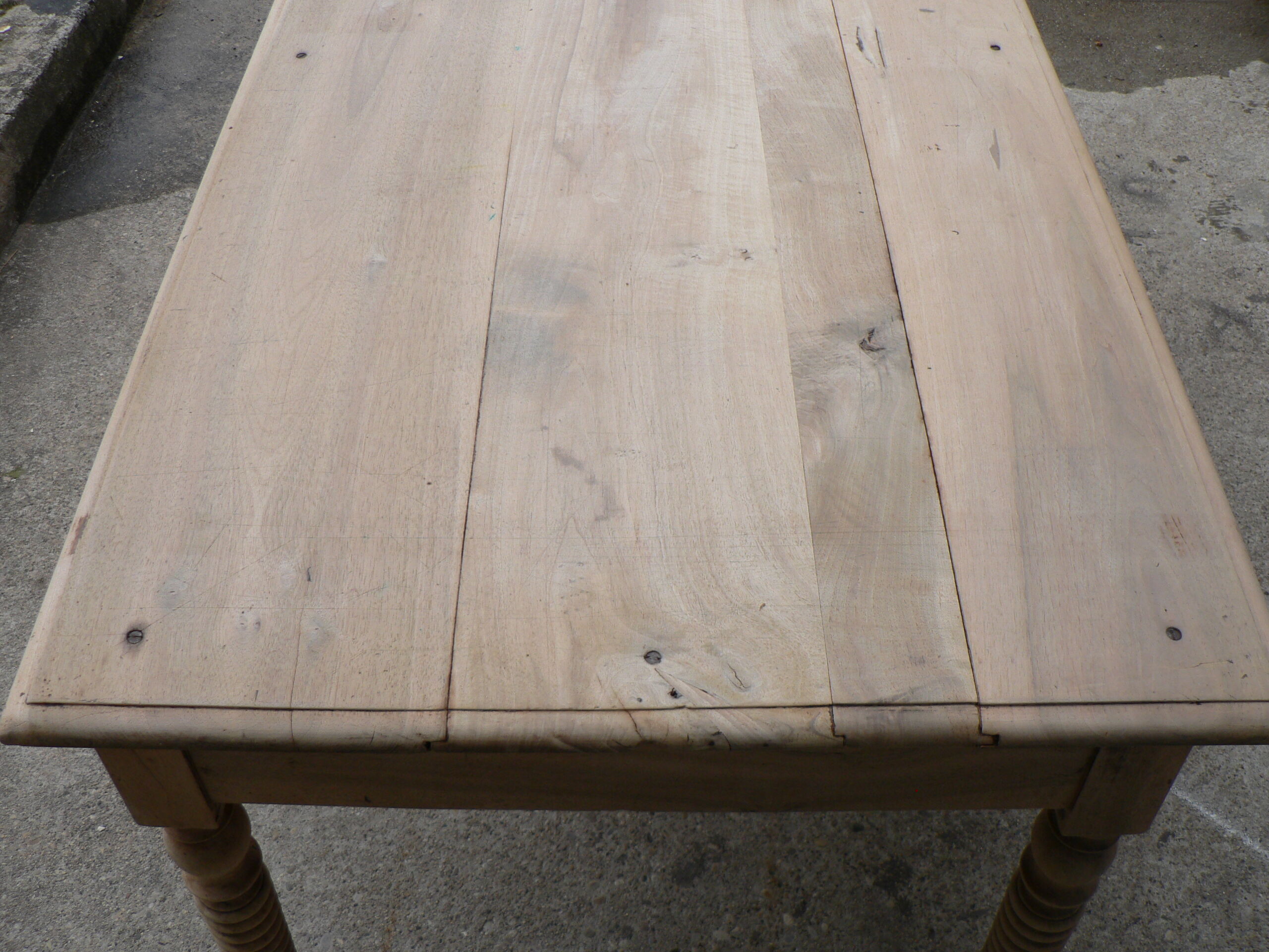 Table de ferme en noyer massif