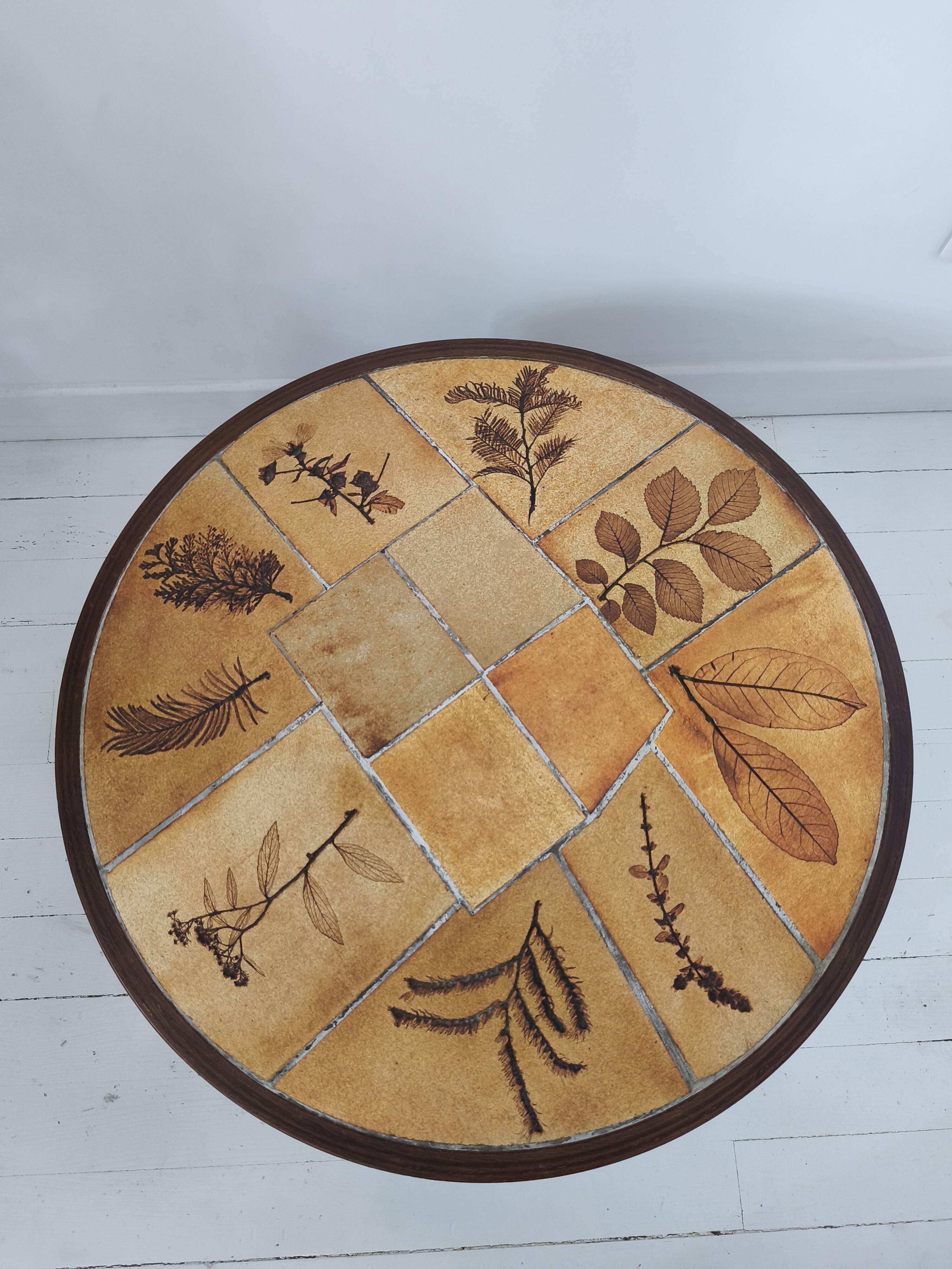 Table basse ronde céramique de Vallauris modèle "herbier"