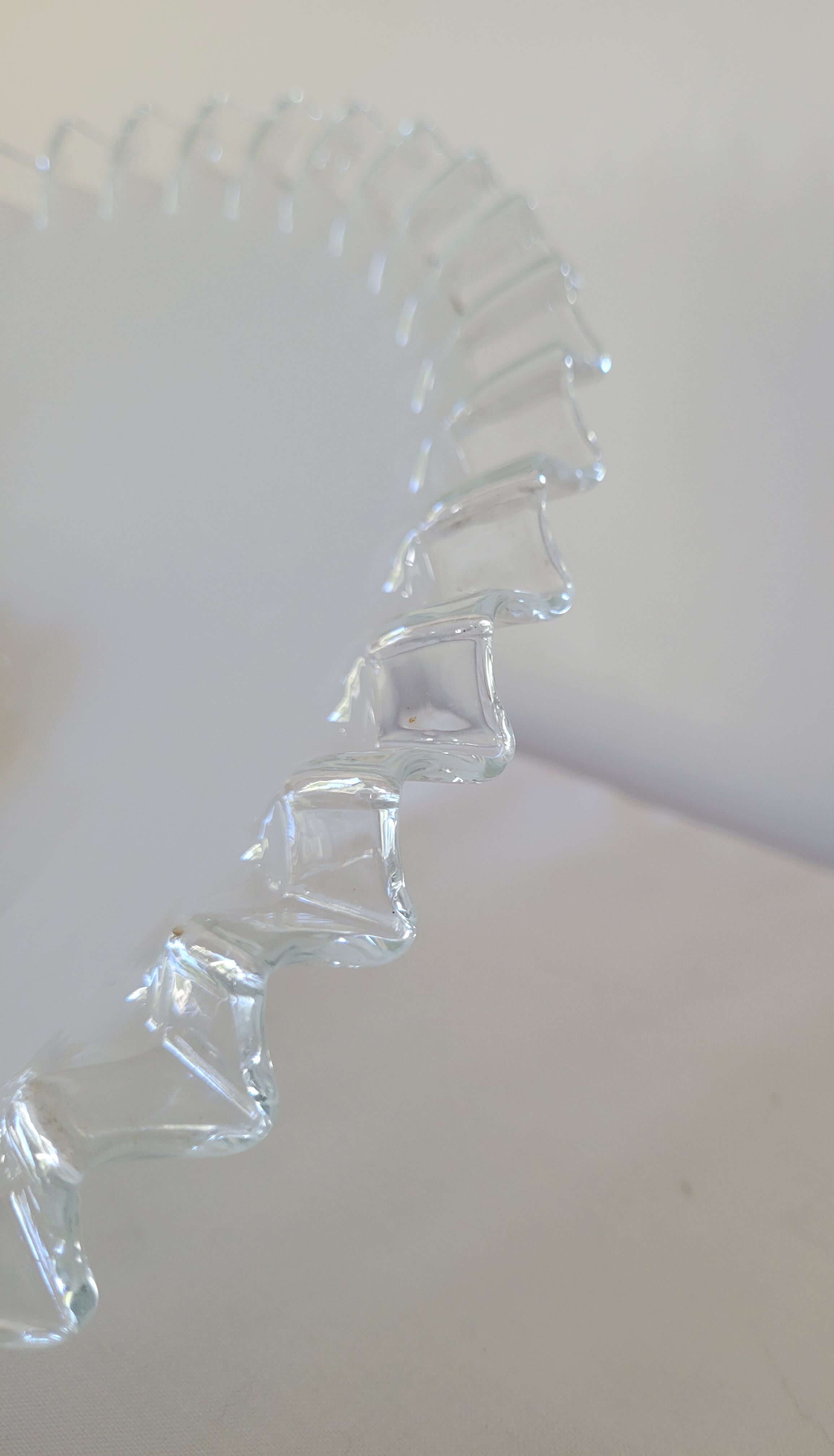 Serrated opaline suspension