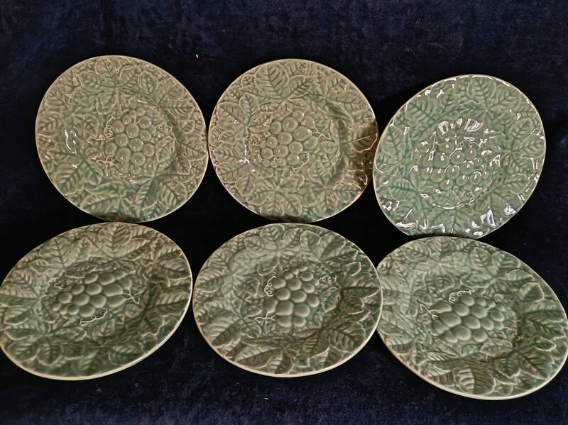 11 Bordallo Pinheiro plates