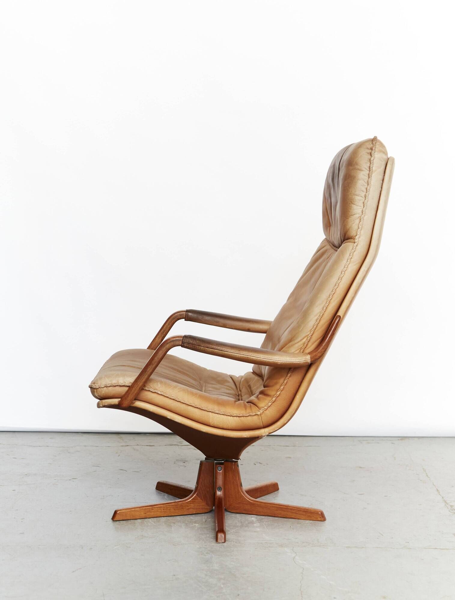 Fauteuil pivotant à dossier haut en teck et cuir Berg Furniture