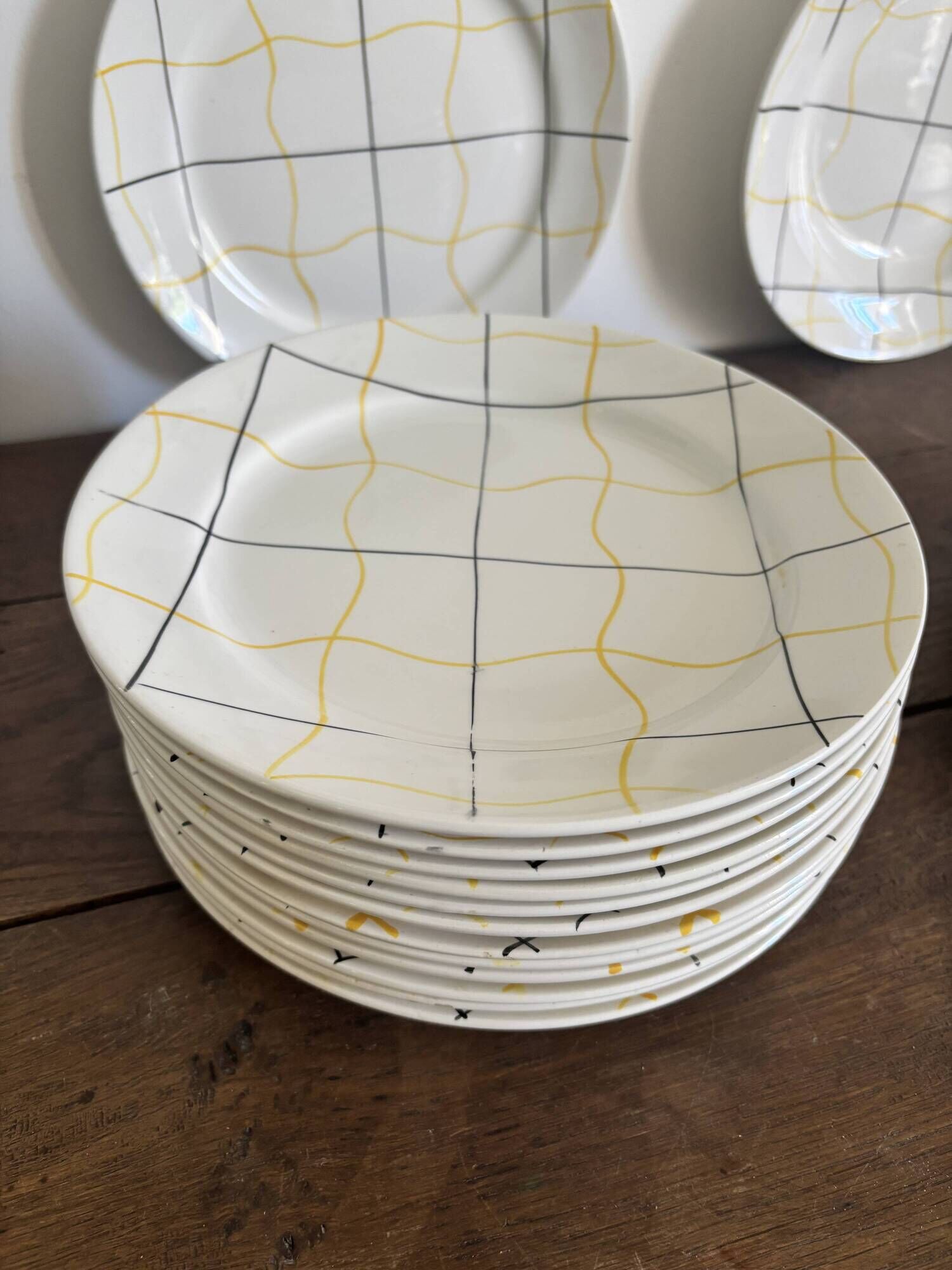 Vintage Longchamp France service – 18 graphic plates from the 1950s.